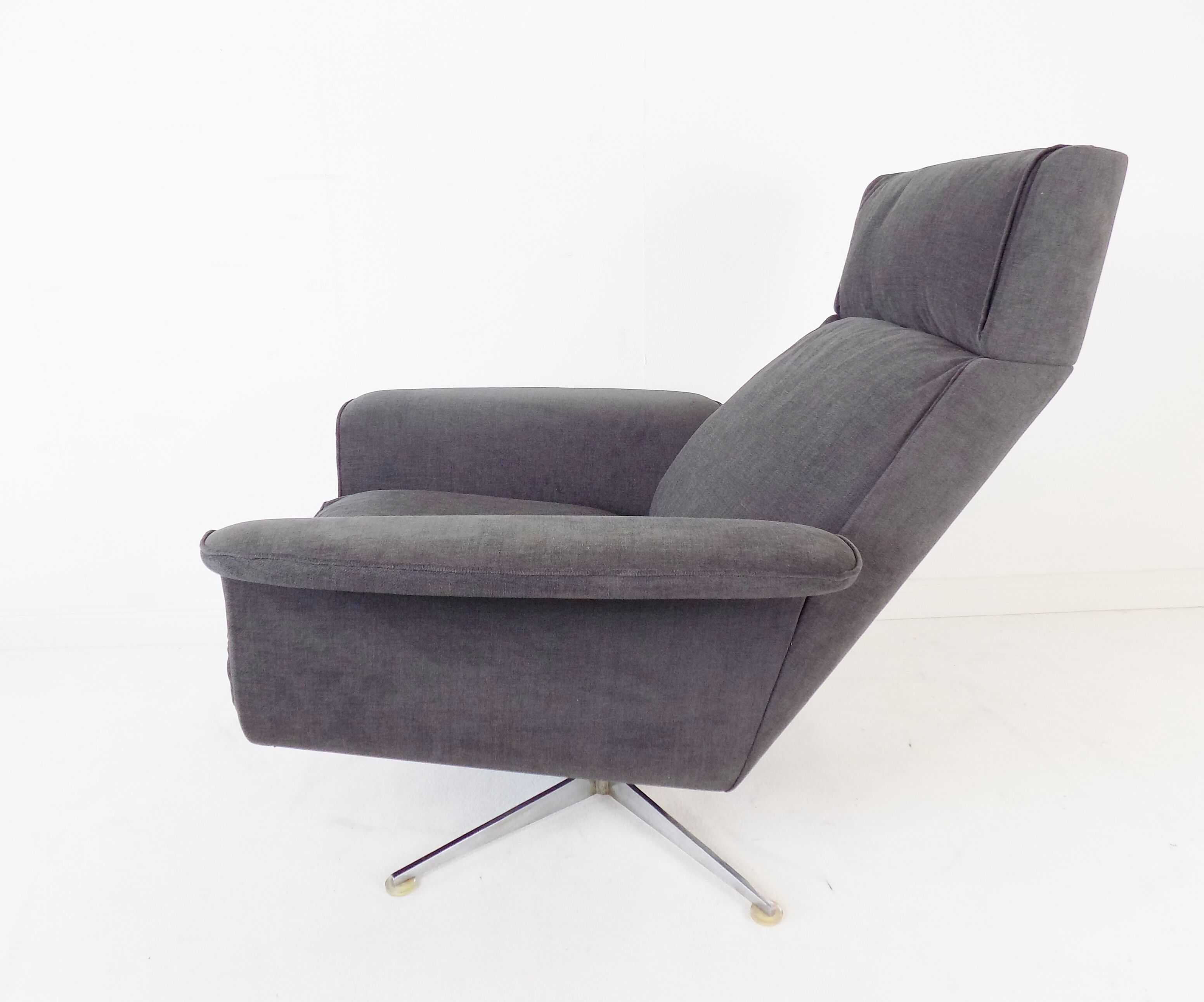 Fauteuil Kaufeld Siesta 62  grise avec pouf par Jacques Brule