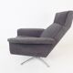 Fauteuil Kaufeld Siesta 62  grise avec pouf par Jacques Brule