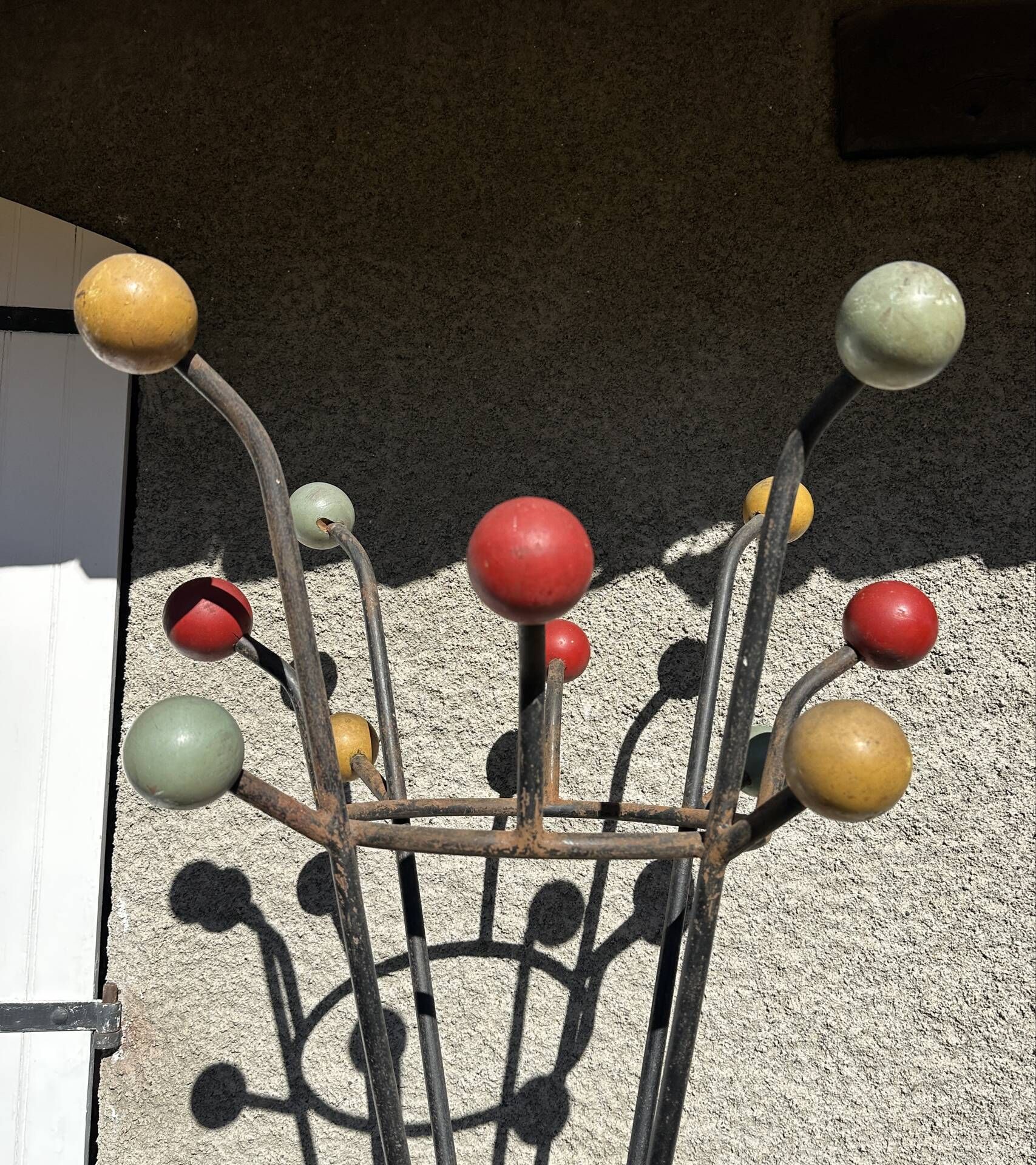 Ancien portemanteau en fer forgé type clé de sol par Roger Féraud