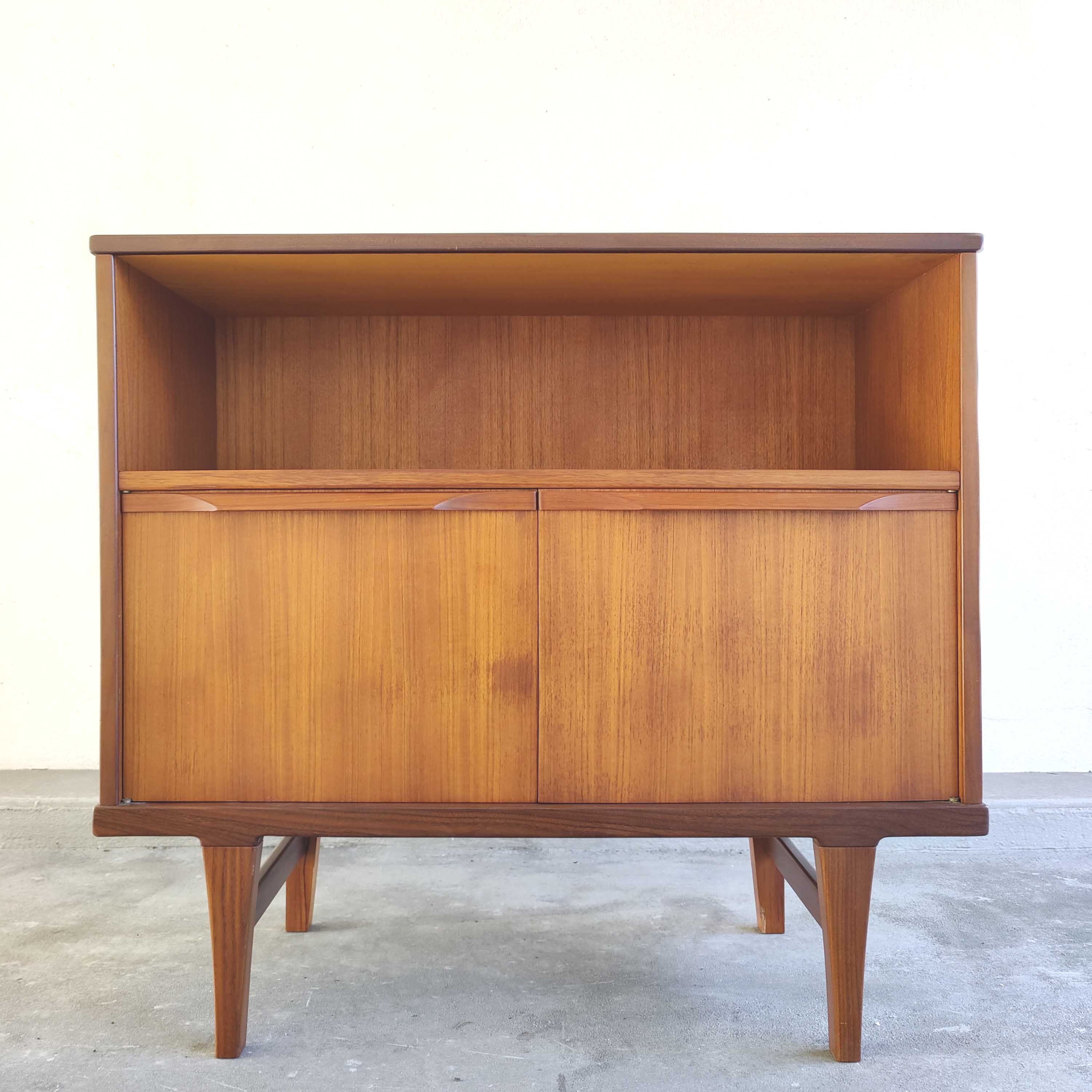 Small Scandinavian row