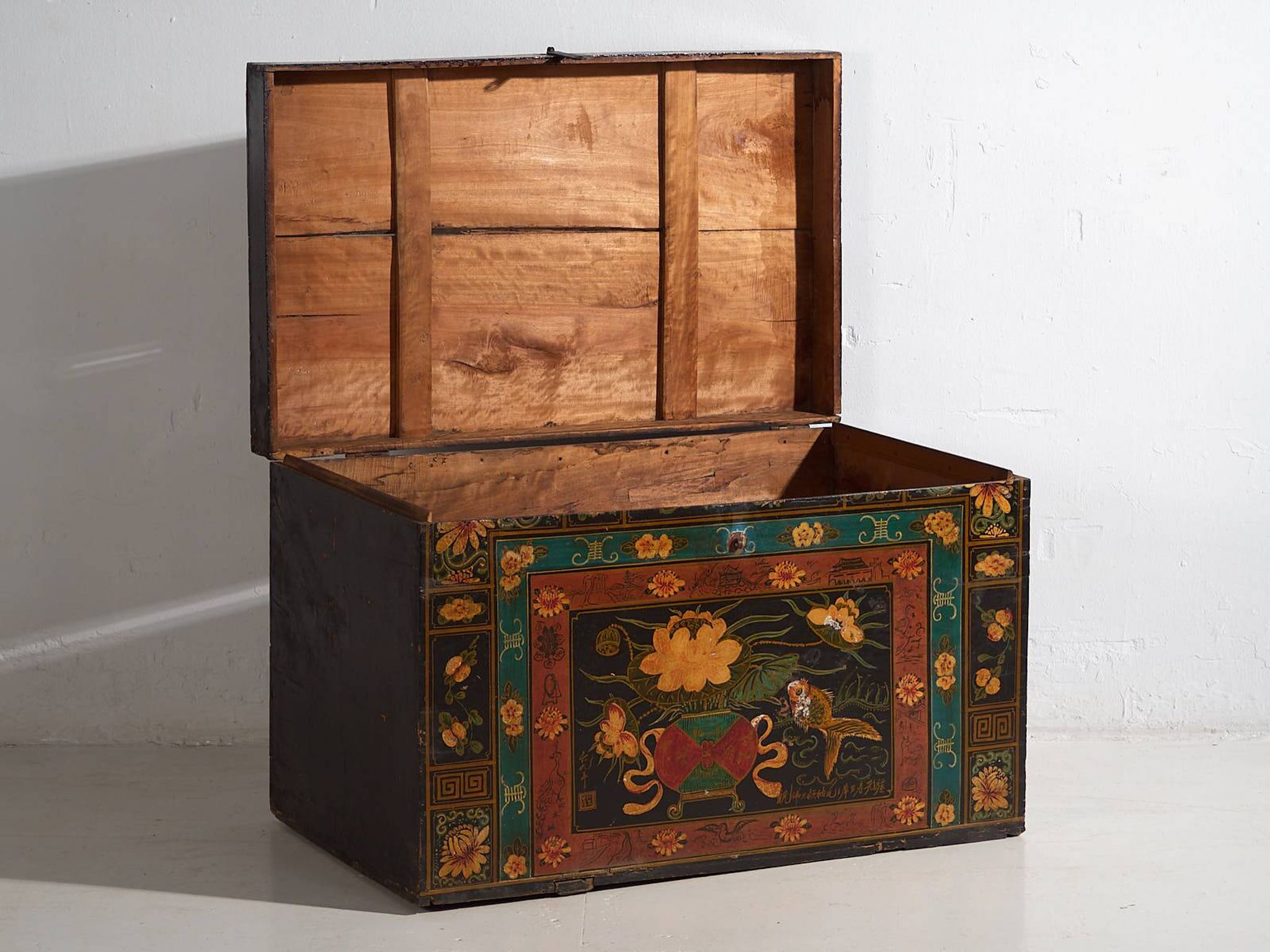 Malle chinoise ancienne de couleur foncée avec des motifs floraux (c.1900) #2