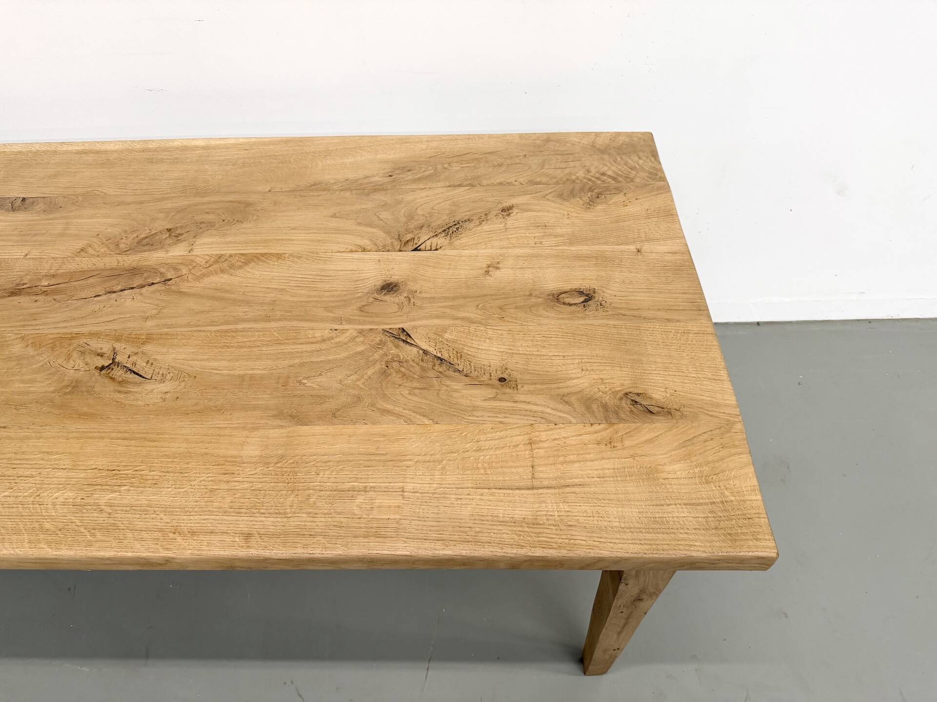 Grande table de salle à manger en chêne massif, au format XXL.