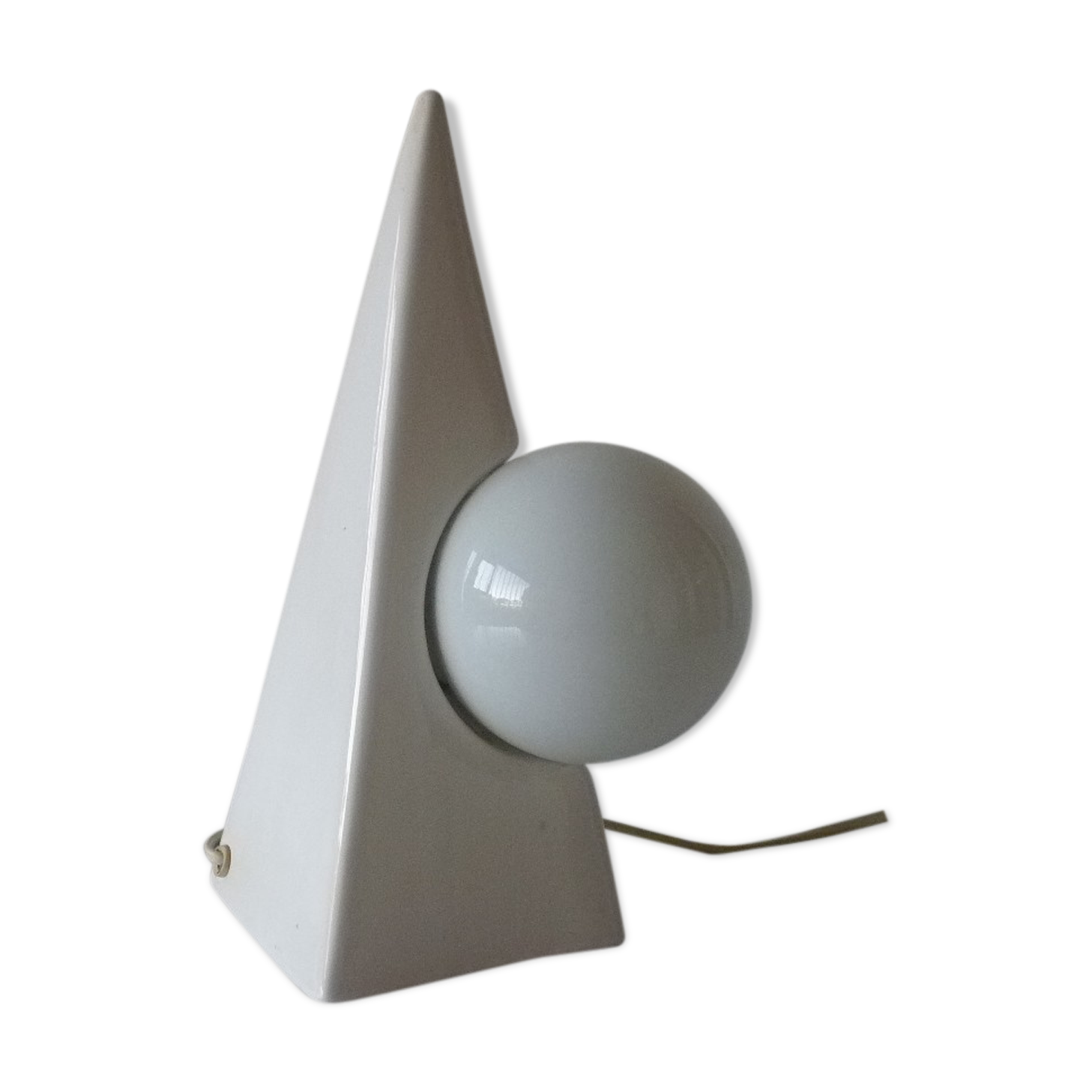 White ceramic piramid table lamp
