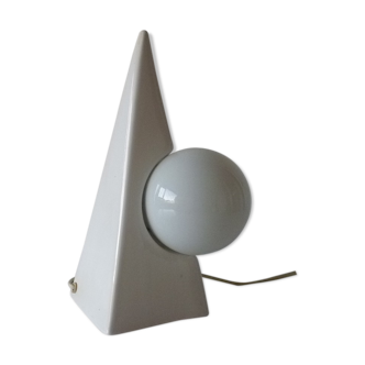 White ceramic piramid table lamp