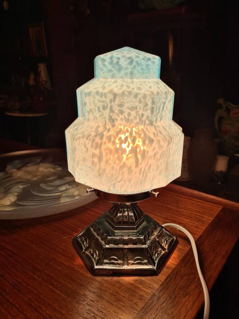 Vintage art deco skyscraper pose lamp