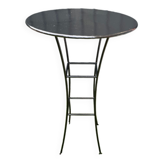 Table eats standing