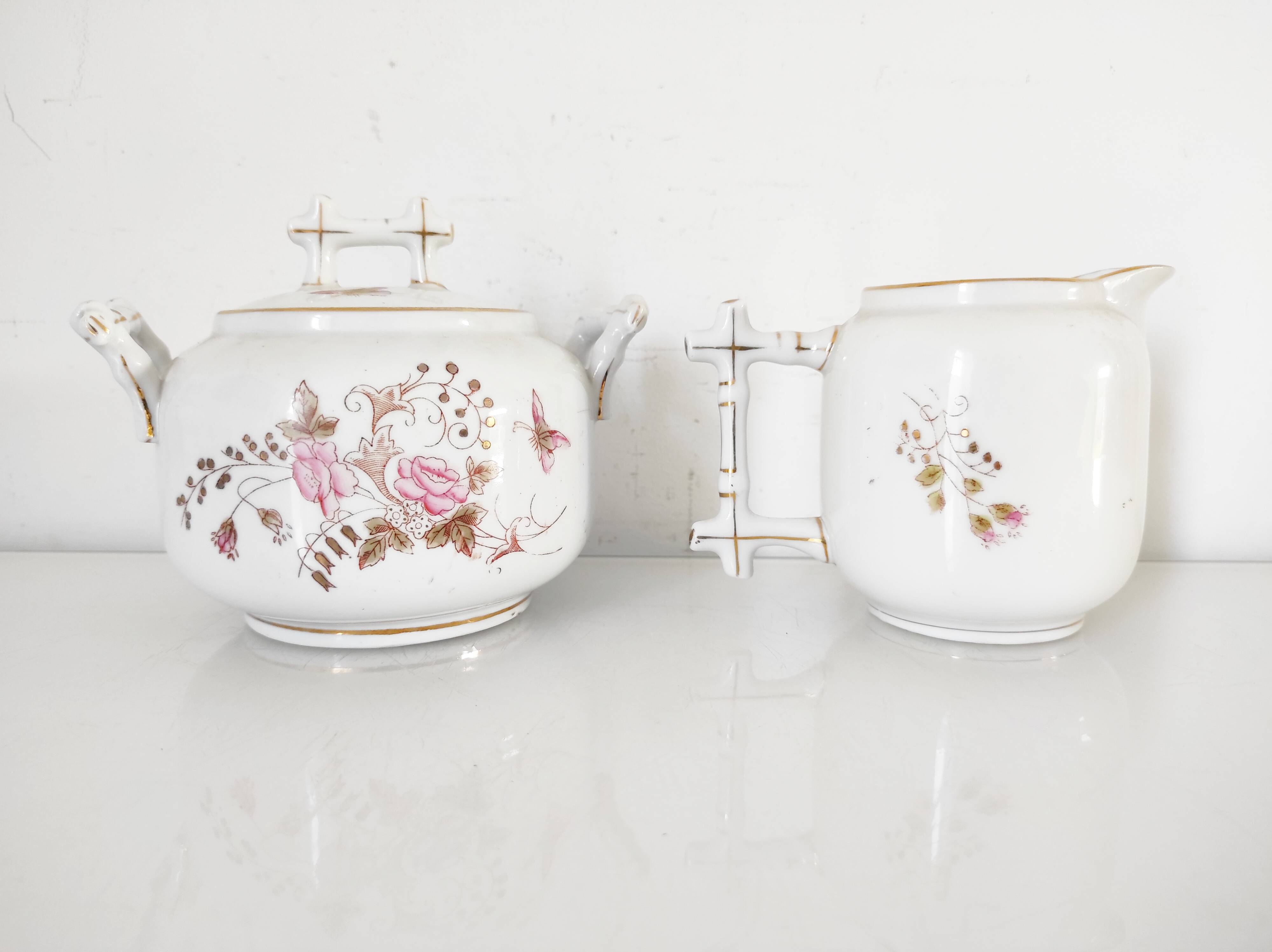 Porcelain coffee service for 8 people with bamboo handles.