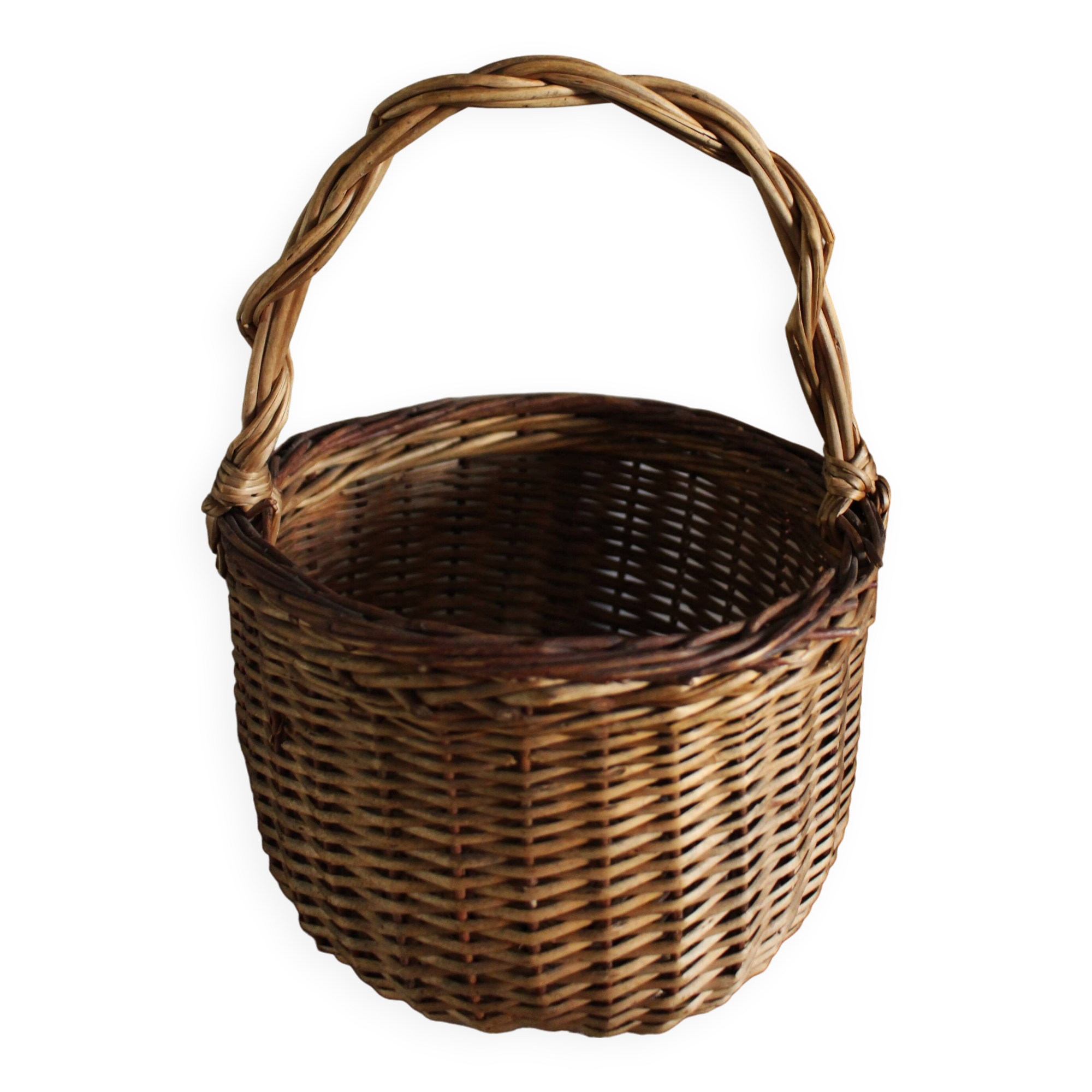 Small round wicker basket with one handle