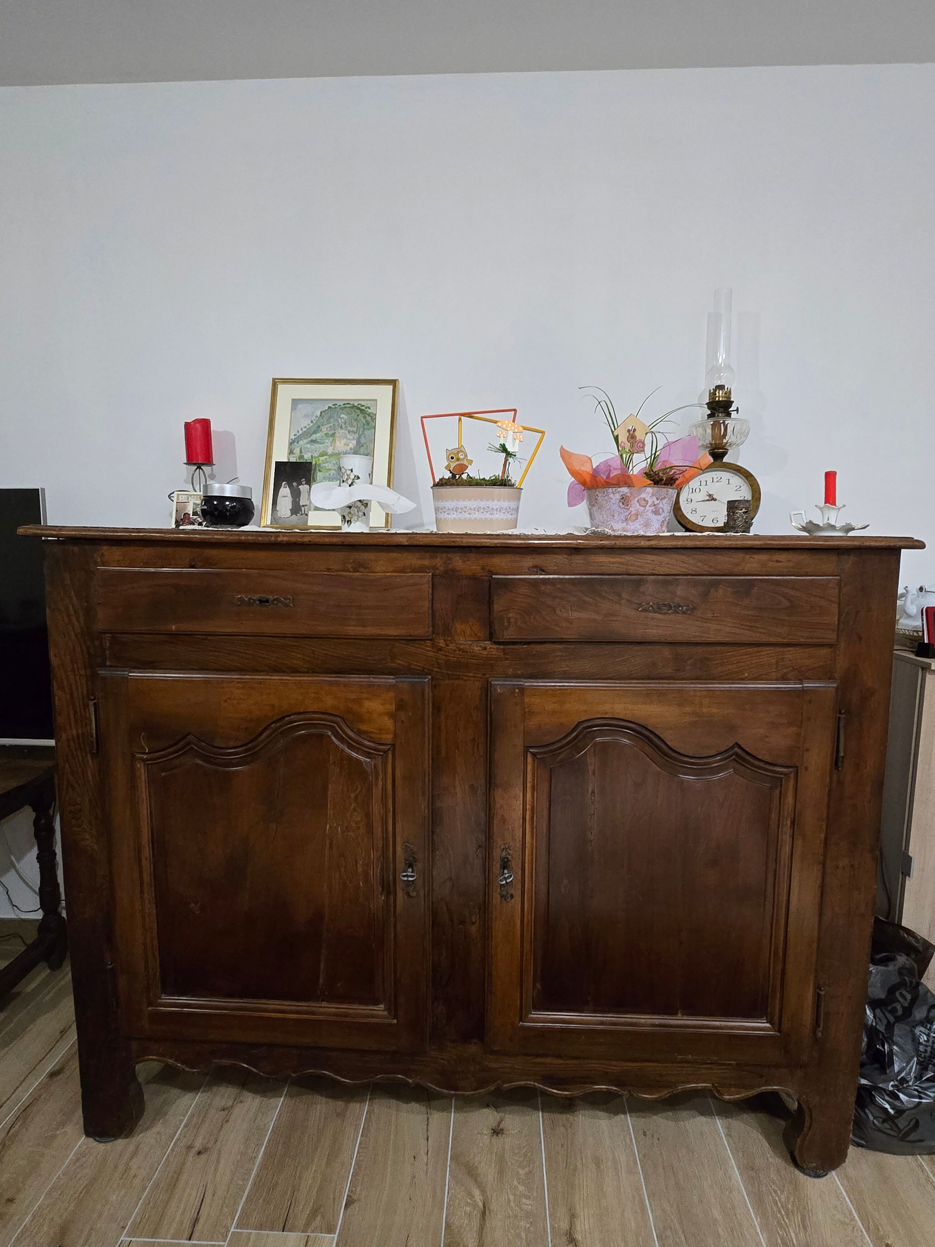 Antique high buffet in solid wood from the late 19th to early 20th century.