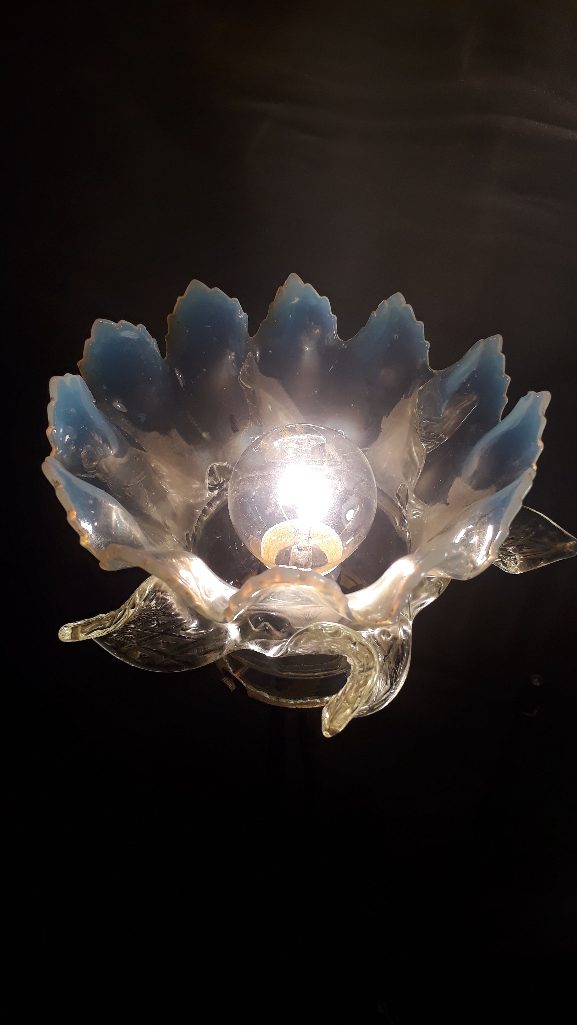 Opalescent tulip lamp 1900