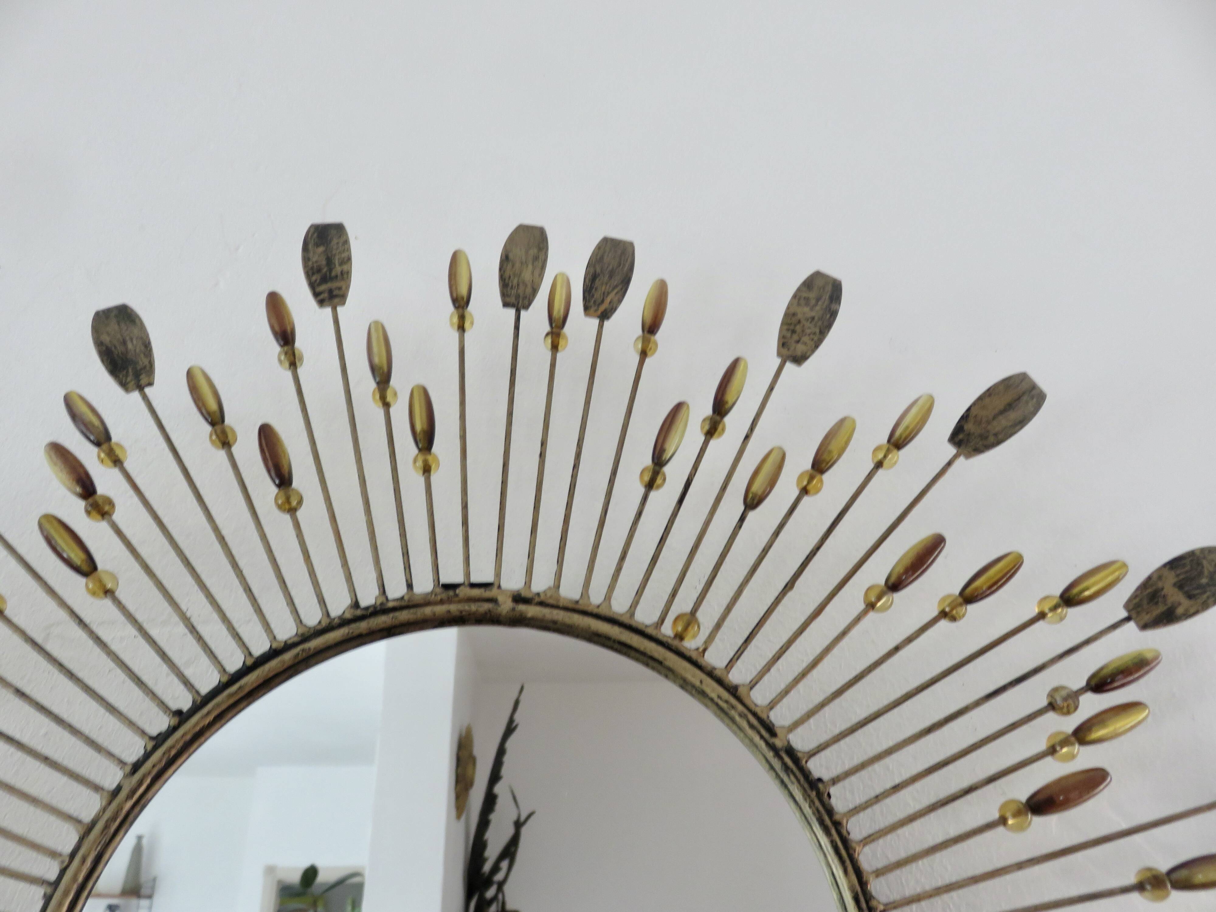 Miroir soleil mural en métal avec perles en résine ambre 1970 style Line Vautrin