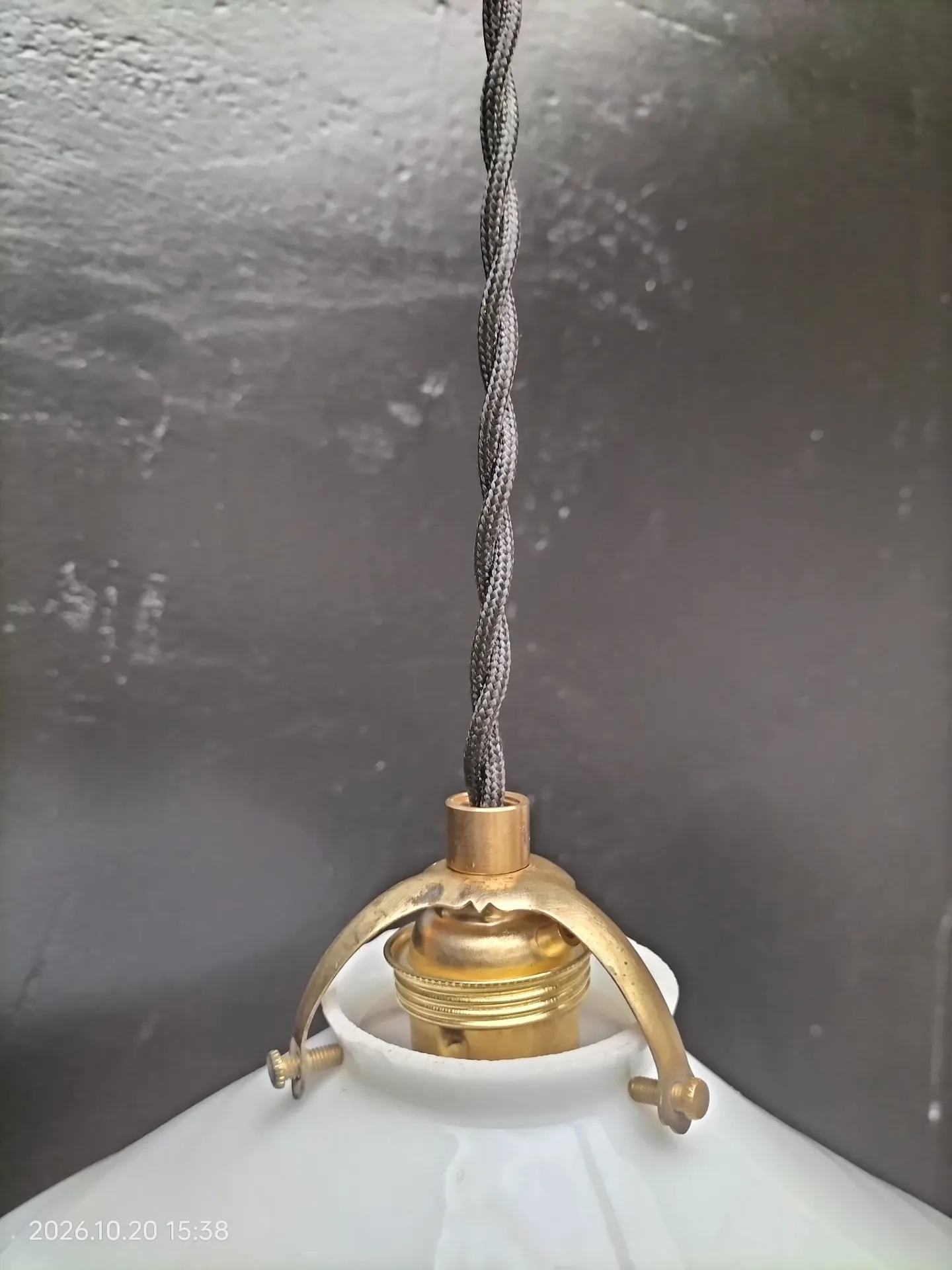 Opaline cone suspension