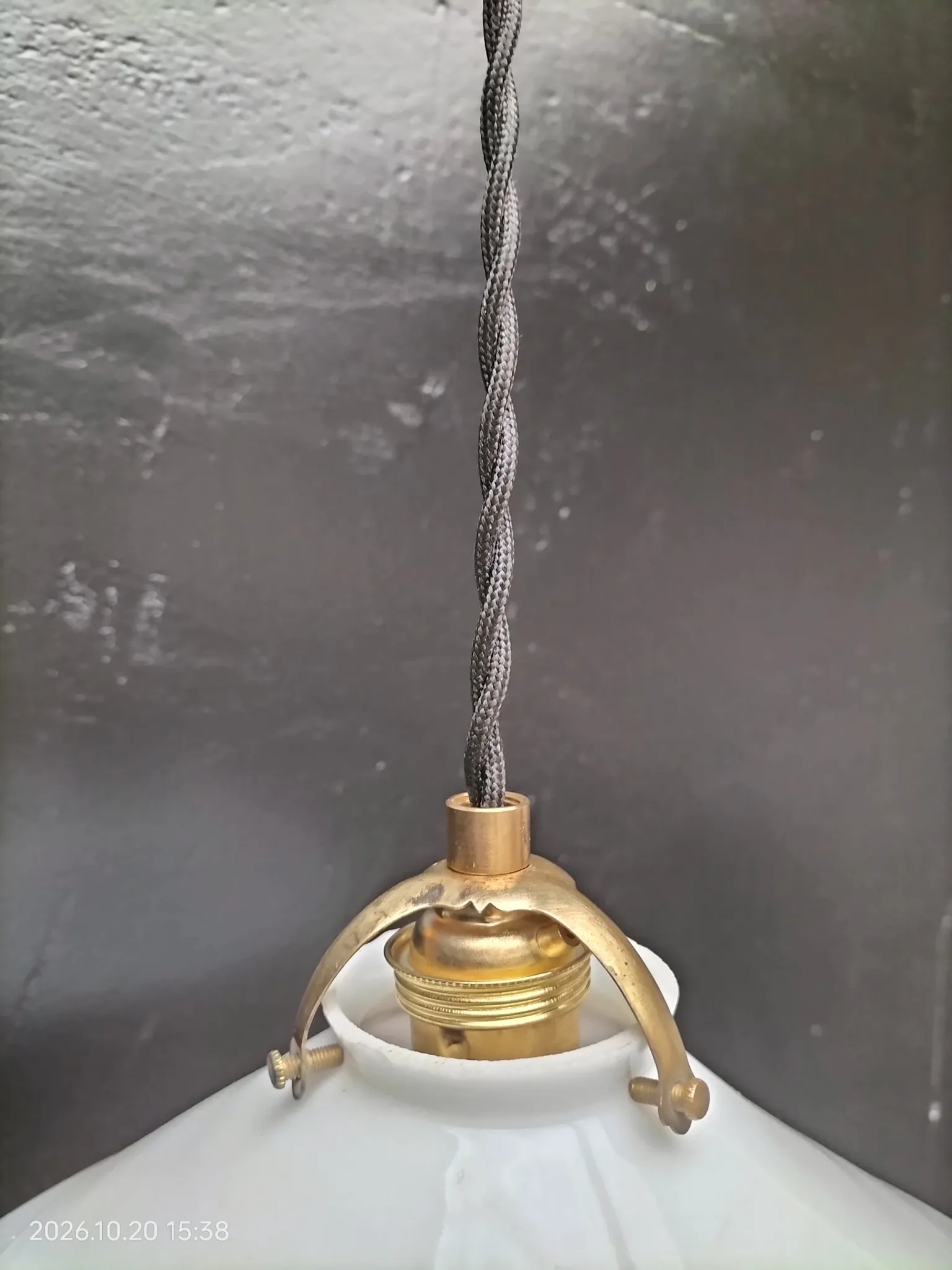 Opaline cone suspension