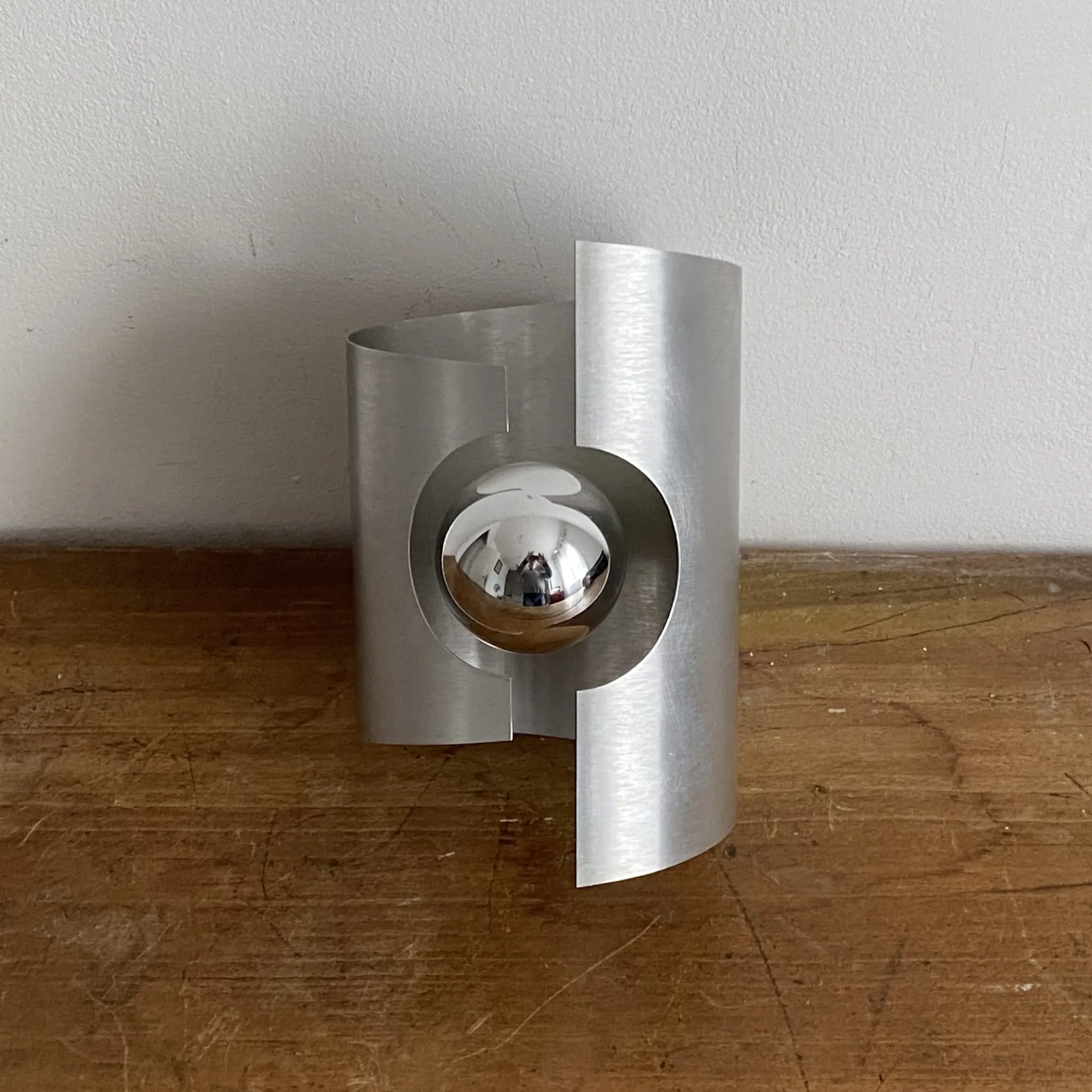 Paire d’appliques Oxar. 1970. Inox brossé.