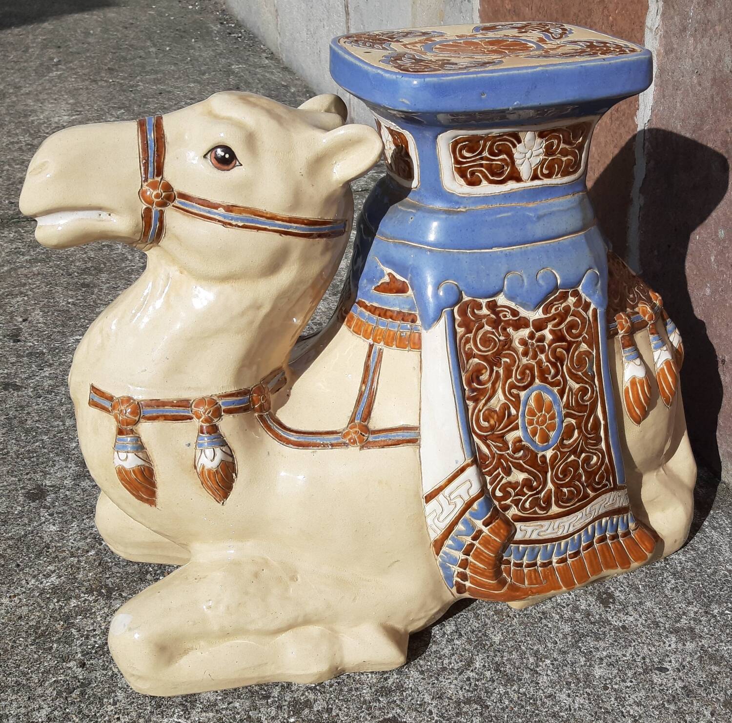 Camel side table in ceramic