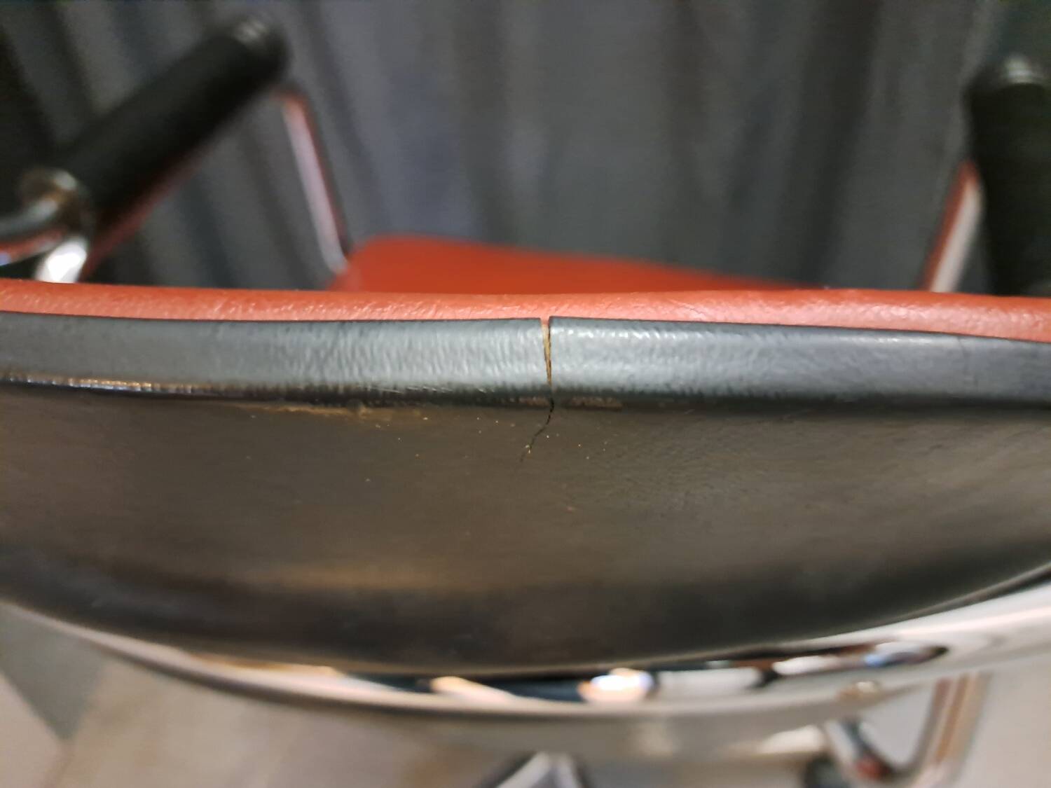 Kevi armchair in skai and chrome metal