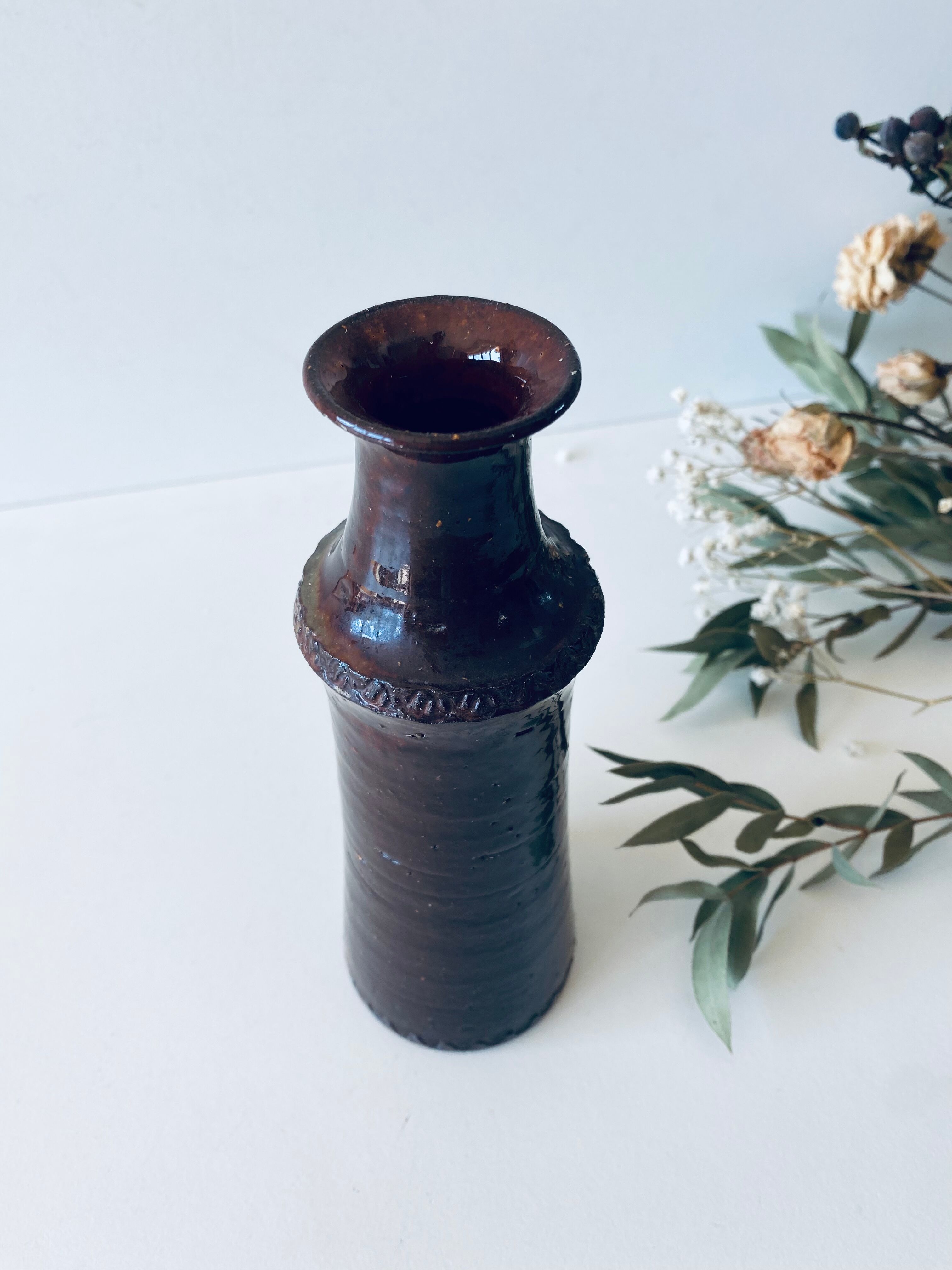 Tubular vase in glazed brown sandstone
