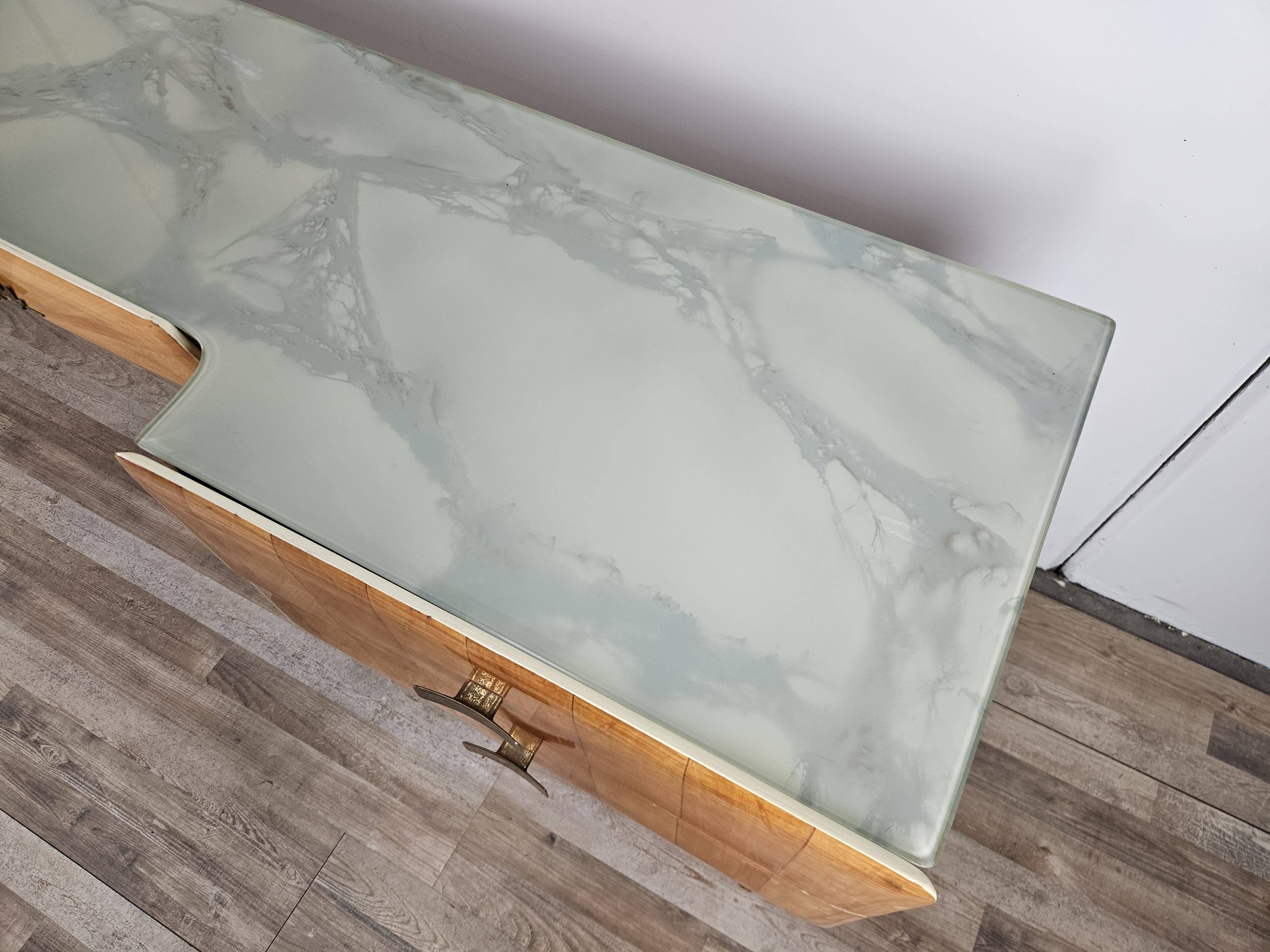 Commode en érable et verre du milieu du siècle des années 1950