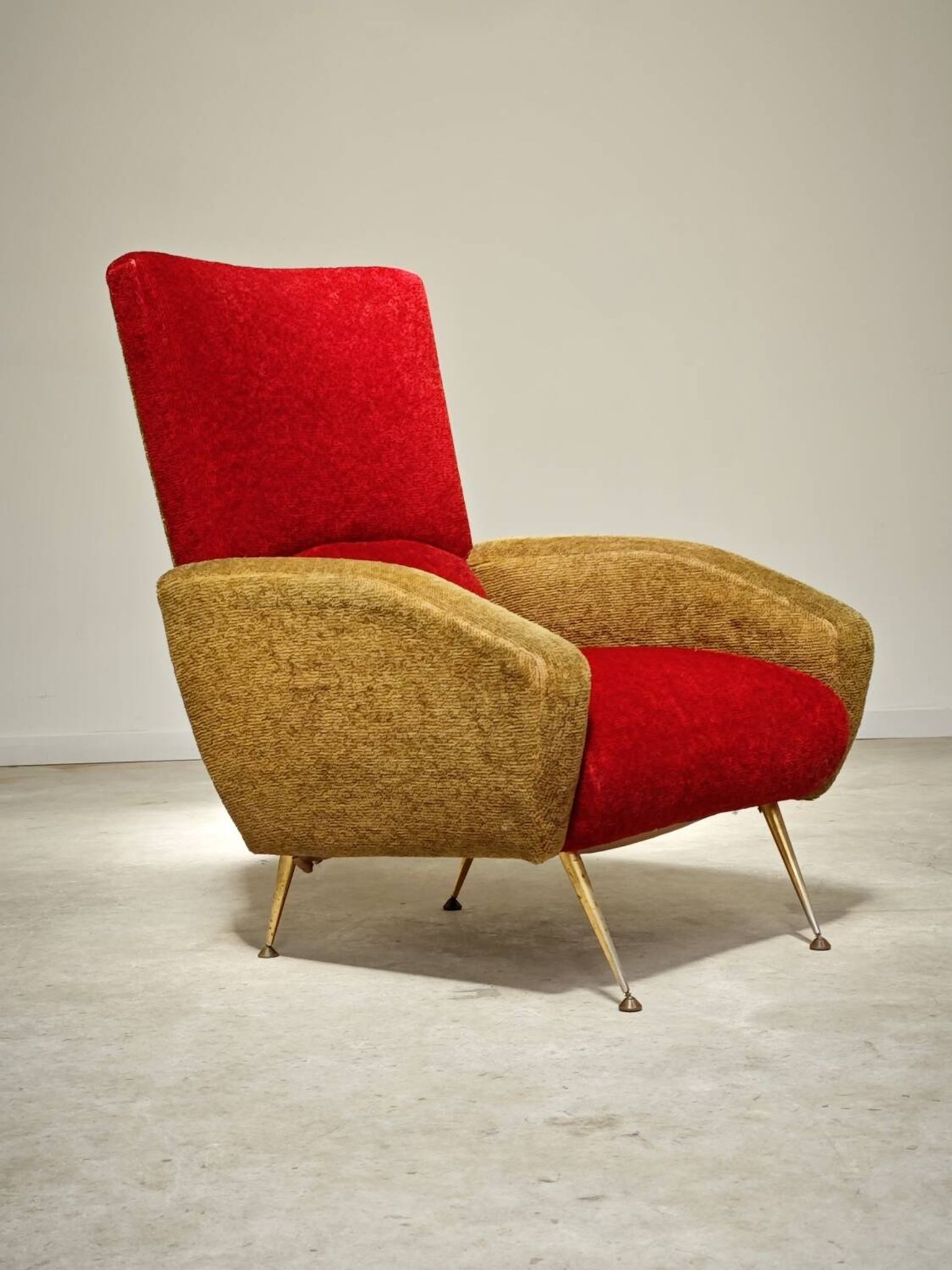 Fauteuil tissu rouge et jaune moutarde style bouclette 1970