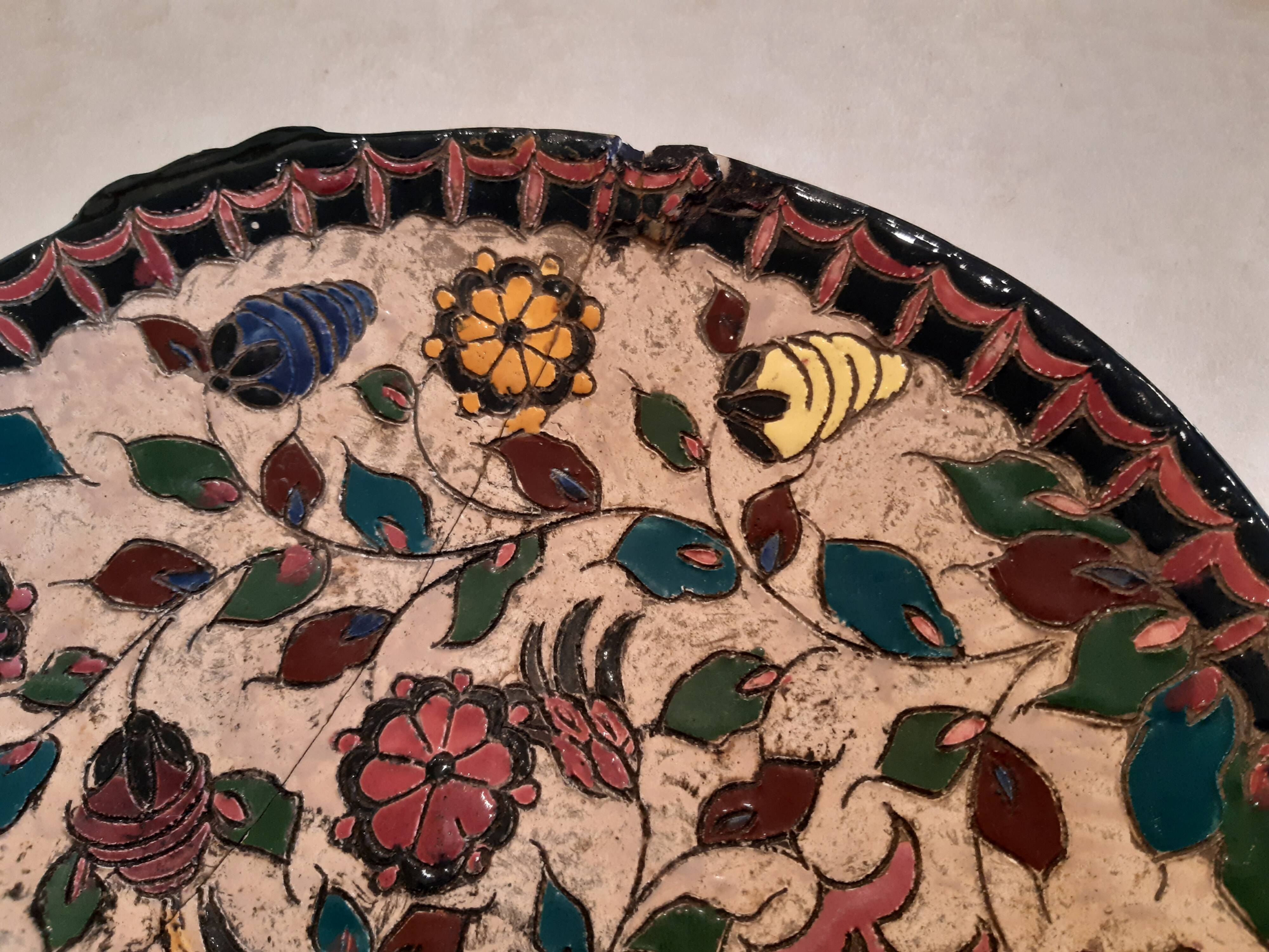Flat plate by Jérôme Massier, from Vallauris, cracked. Decoration in slight relief.