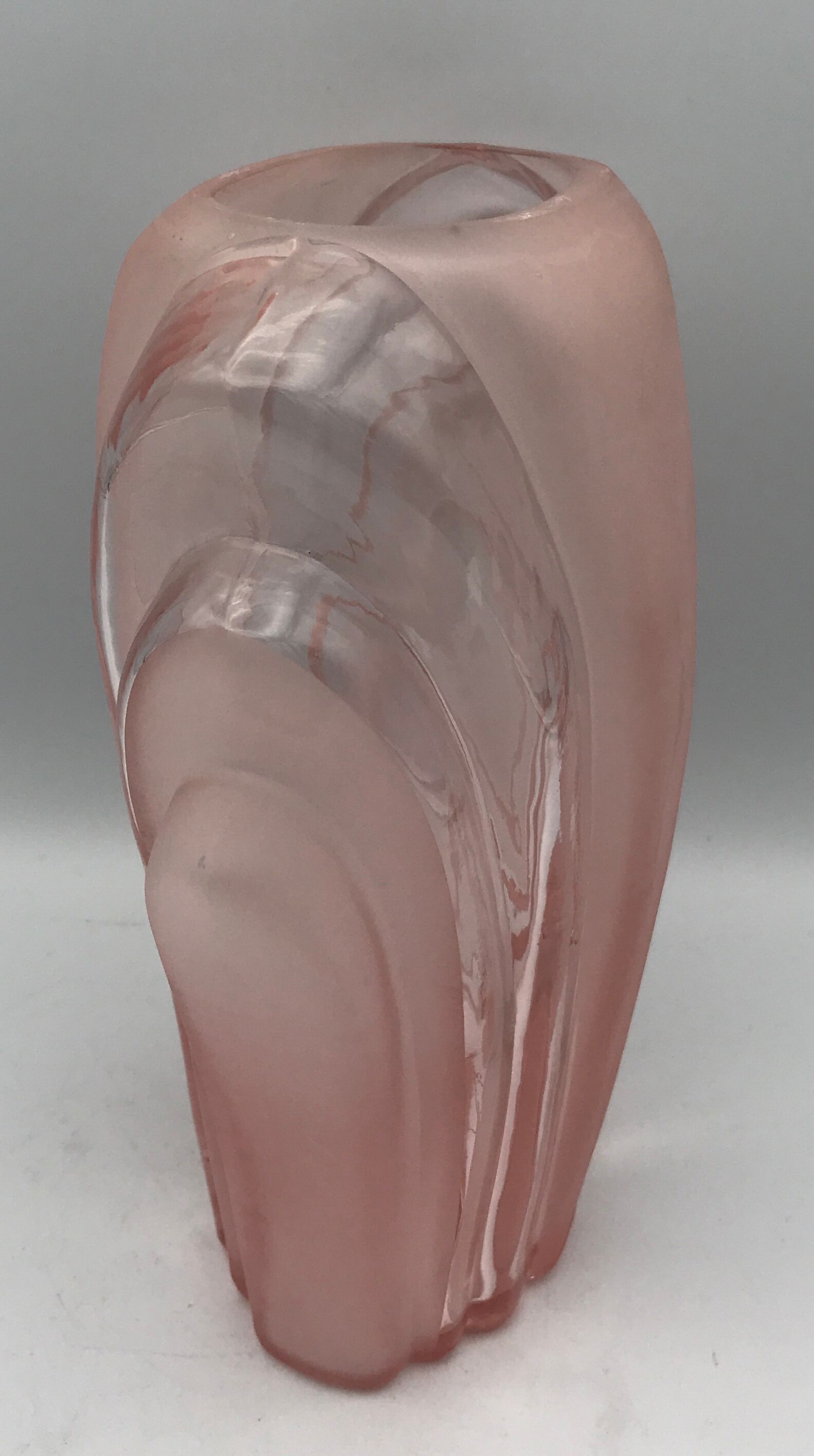 Vase en verre moulé rose art déco 18 cm