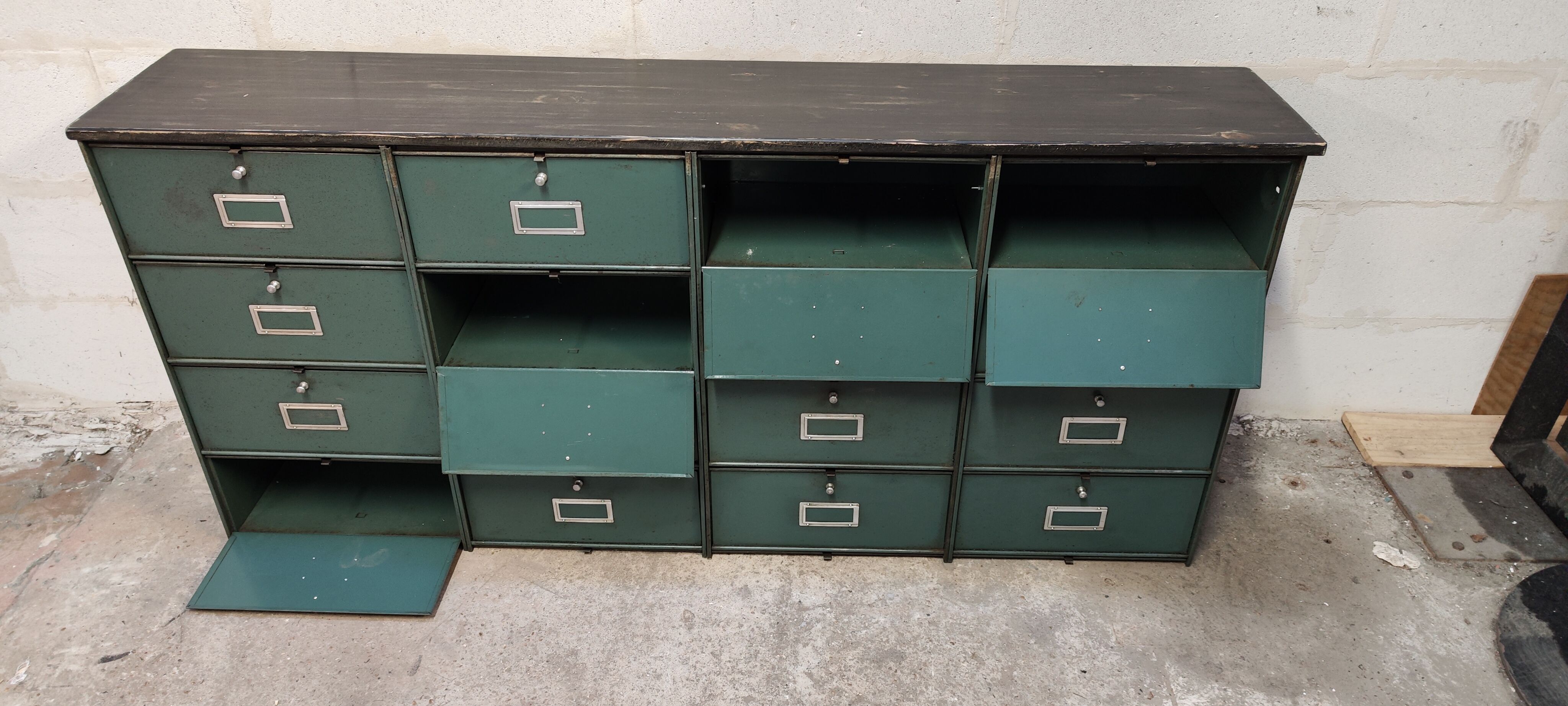 Industrial furniture in a row Ronéo 16 metal valves