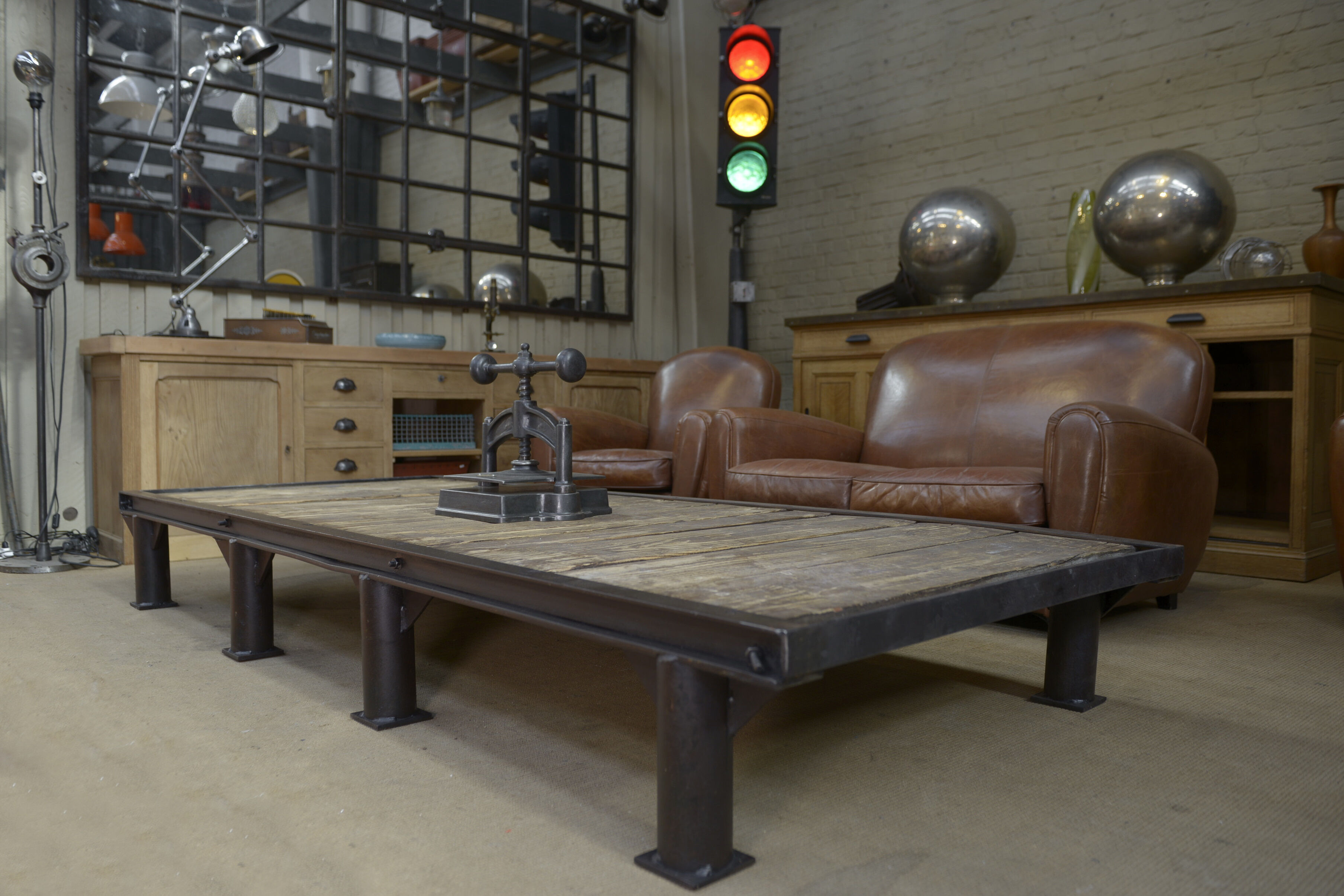 Table basse industrielle en métal et sapin 1950