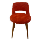 chaise en fourrure rouge vintage