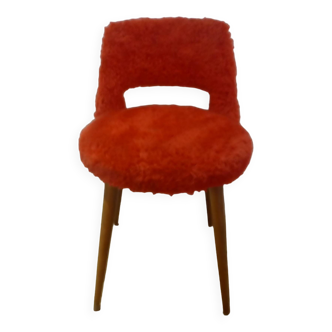 chaise en fourrure rouge vintage