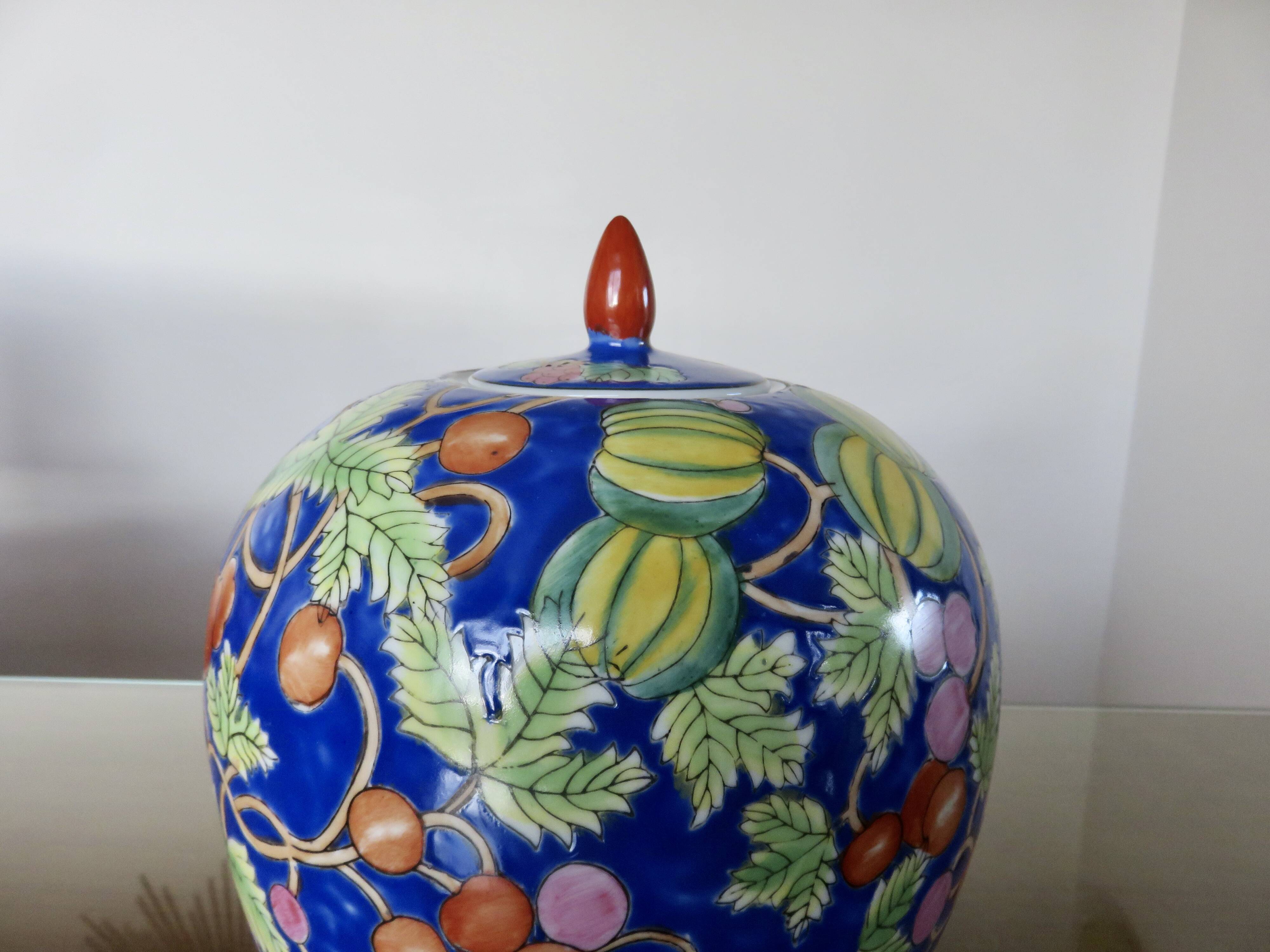 Large Chinese ginger jar in porcelain from the early 20th century.