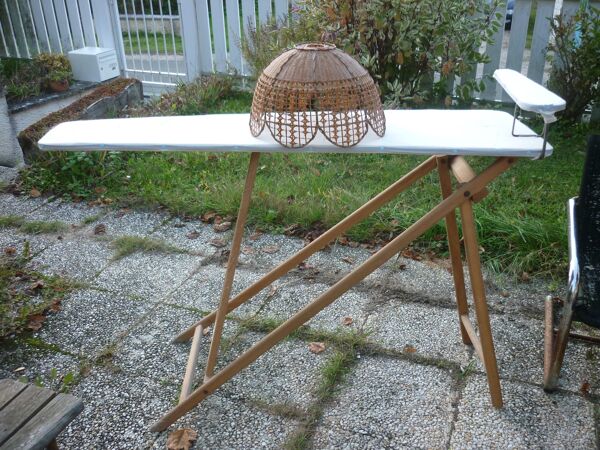 Console pliante en bois, table à repasser avec sa jeannette