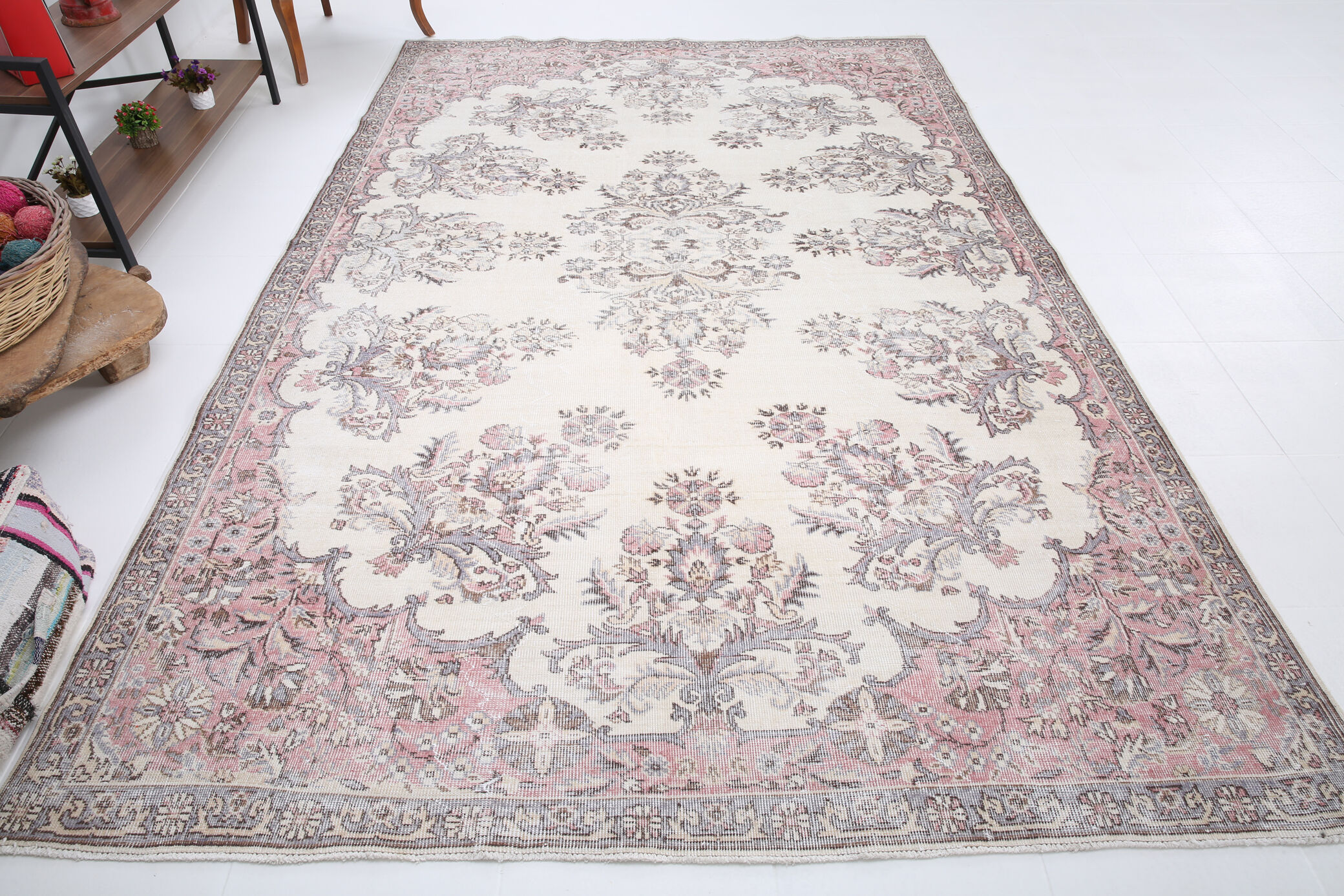 Farmhouse floral vintage carpet rug