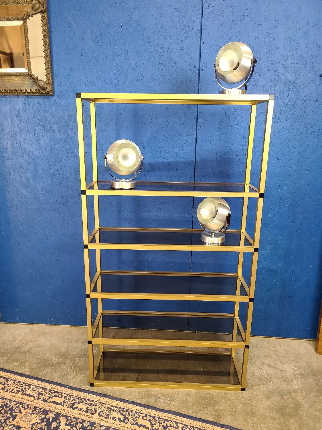 Étagère métal doré et verre fumé vers 1970