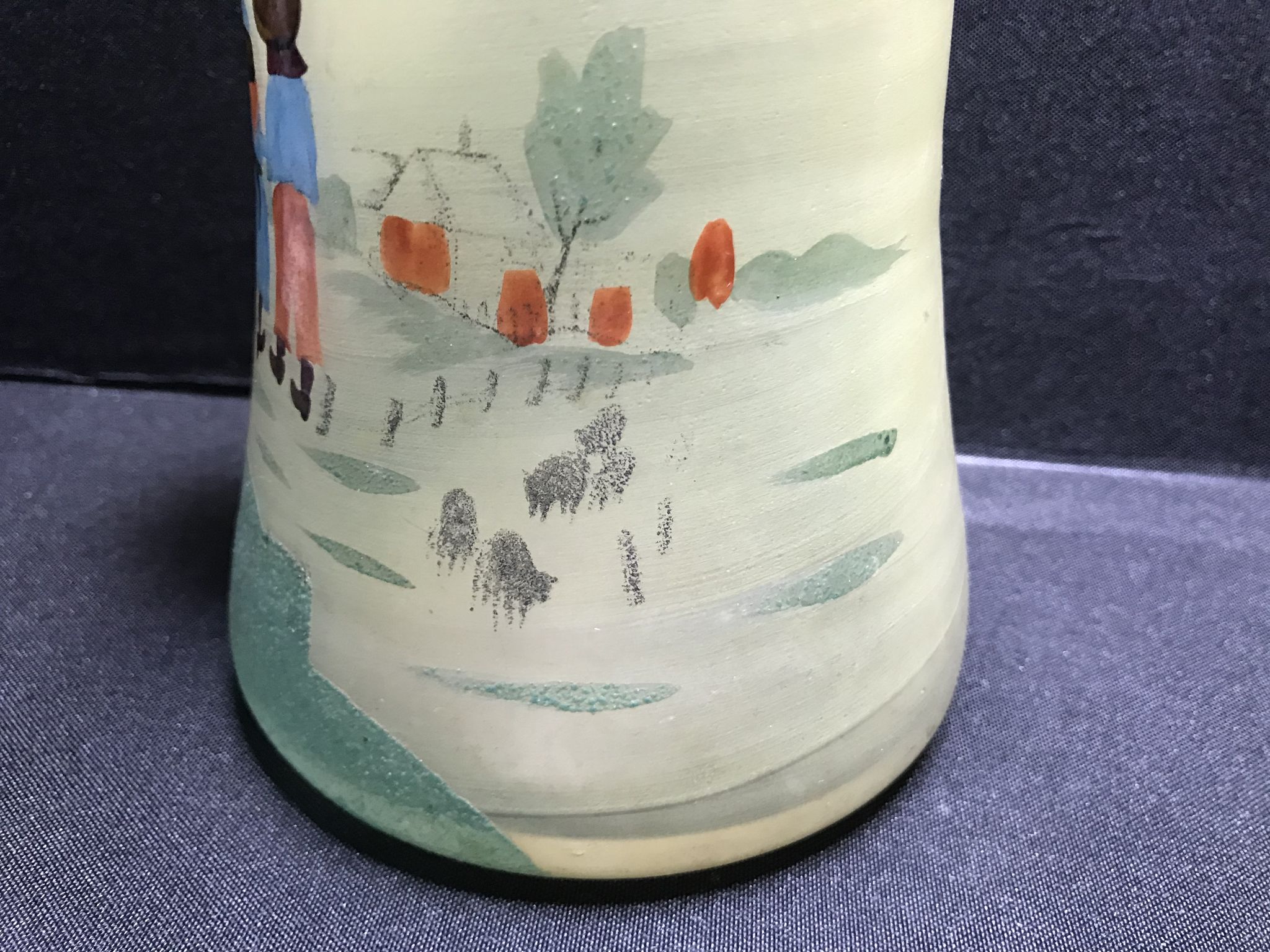 1435 Discreet brand with heel to decipher vase