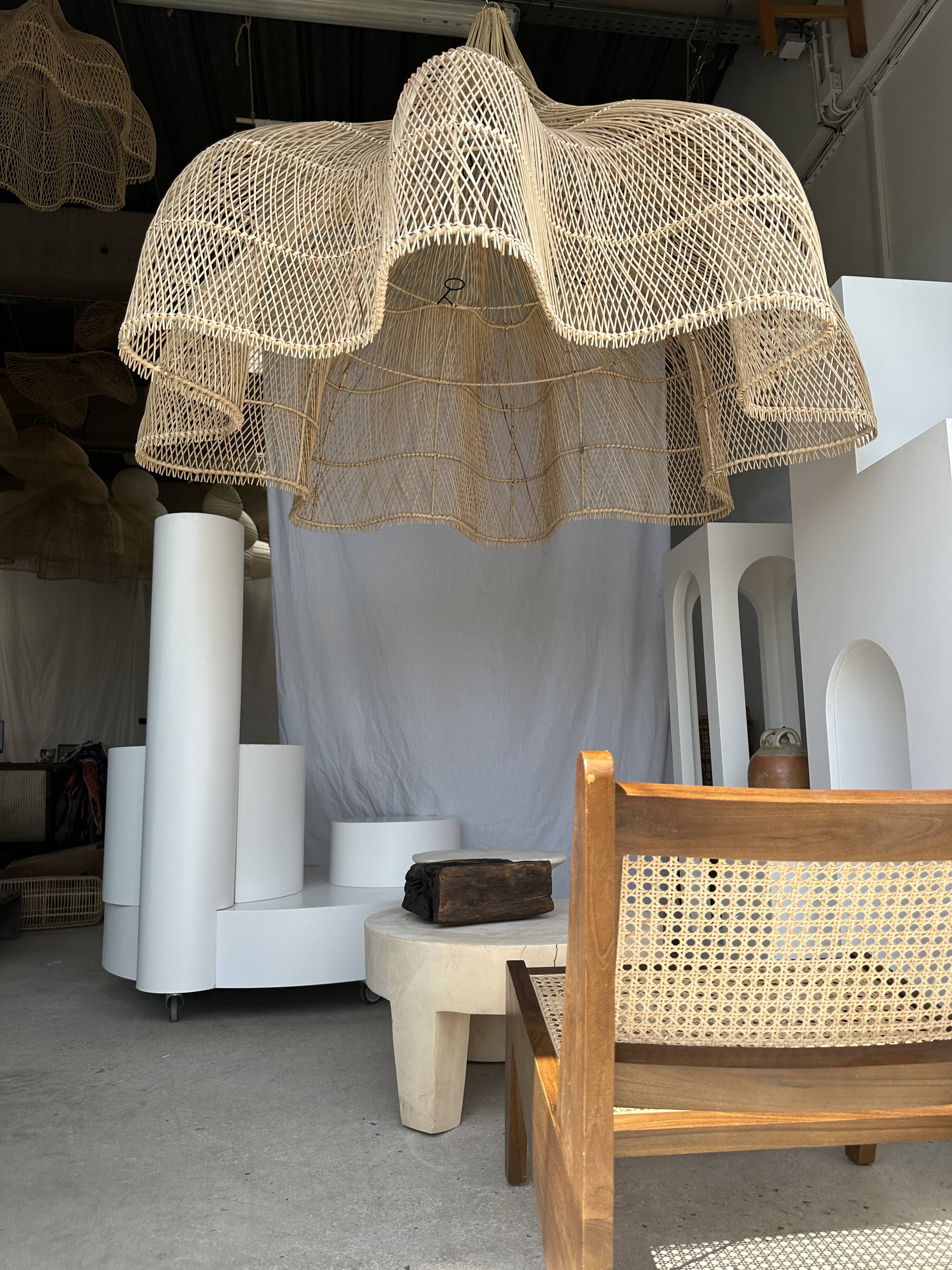 Immense rattan suspension in the shape of a flower, tulip, corolla H1m D1m50