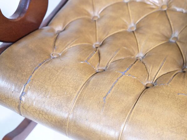 Fauteuil à bascule vintage Chesterfield en cuir et bois, années 1920