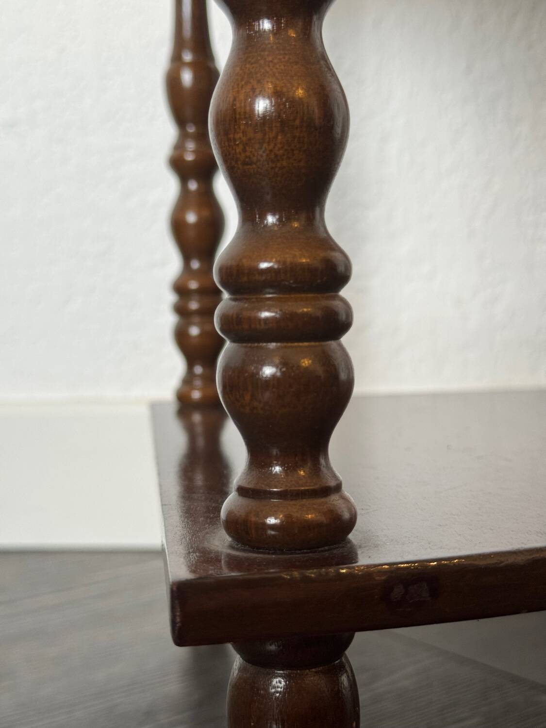 Etagère d'angle vintage en bois à trois niveaux