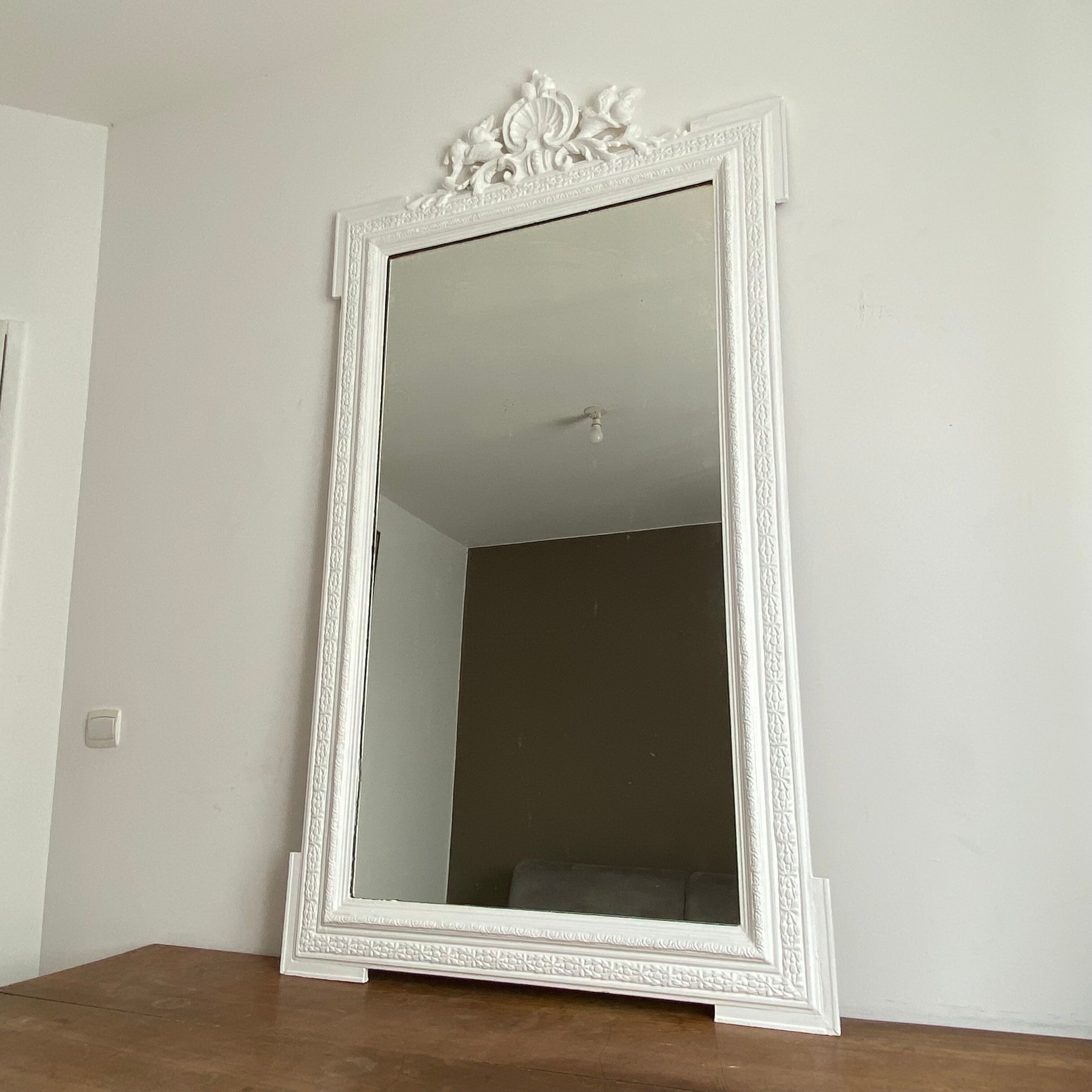 Miroir fin 19ème avec fronton décoré. 160x90.