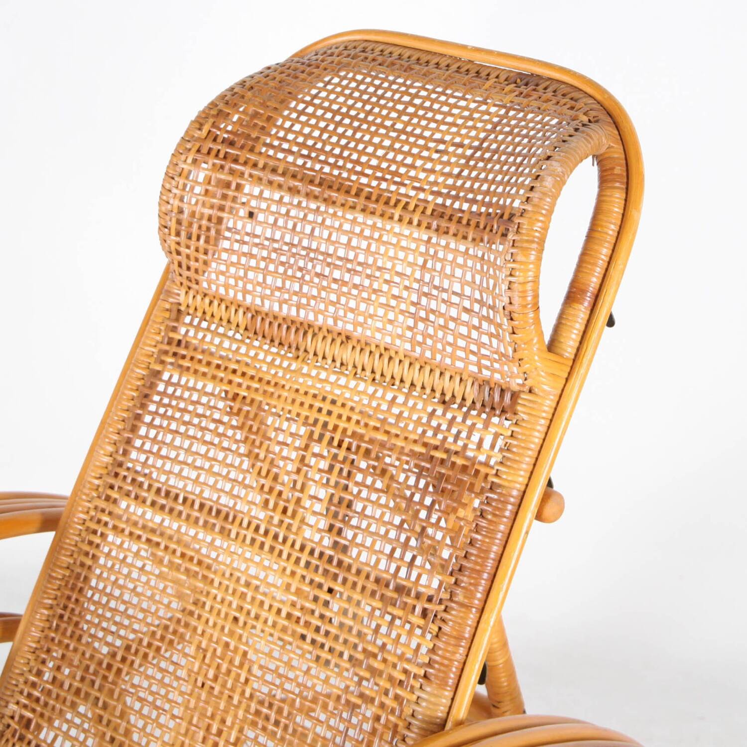 Rattan chaise longue