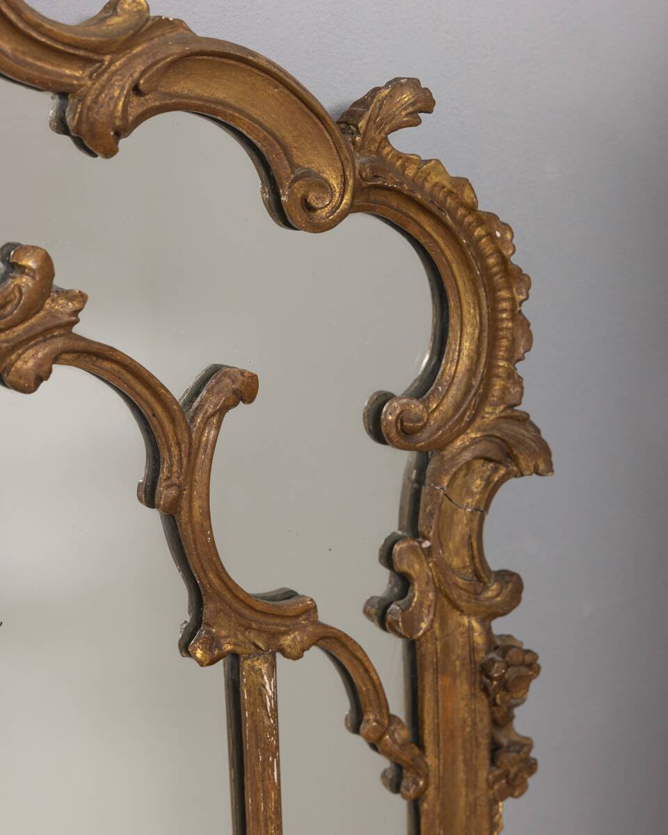 EARLY 20TH CENTURY BAROQUE-STYLE GOLDEN WOODEN WALL MIRROR