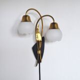 Applique murale scandinave organique à deux bras, laiton et opaline, années 1940-1950