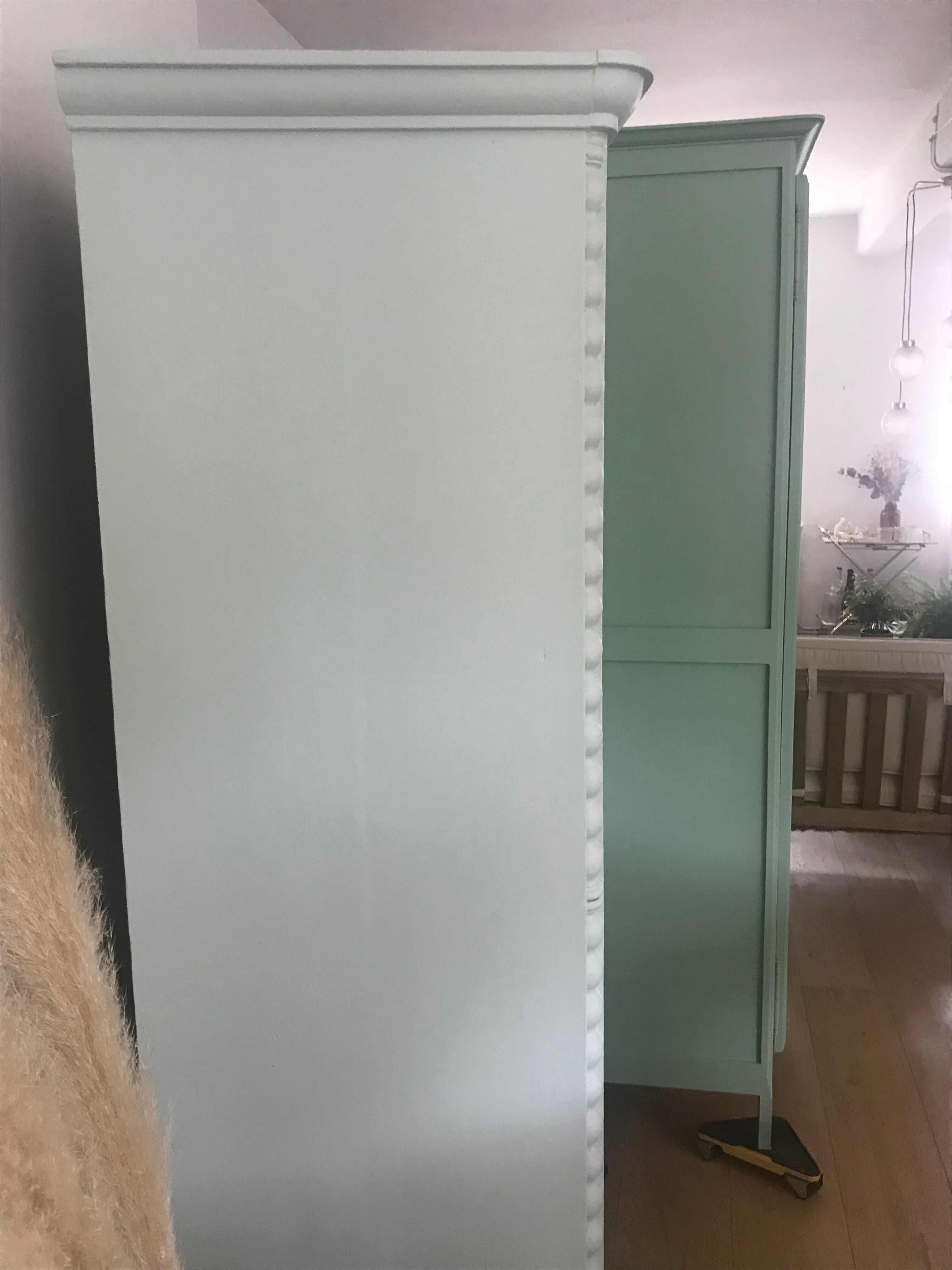 Parisian green water Cabinet