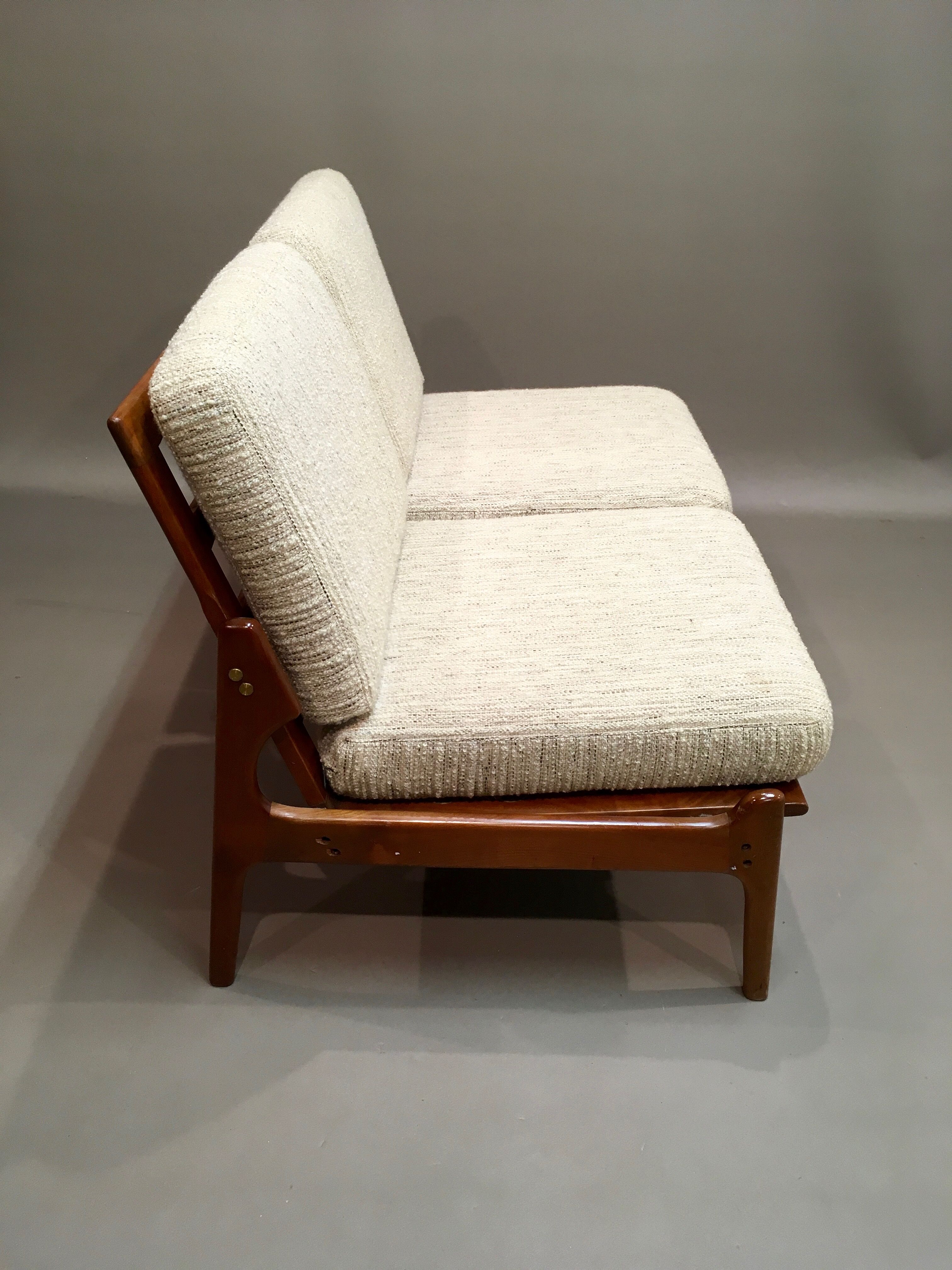 Sofa 2 places "Scandinavian design".