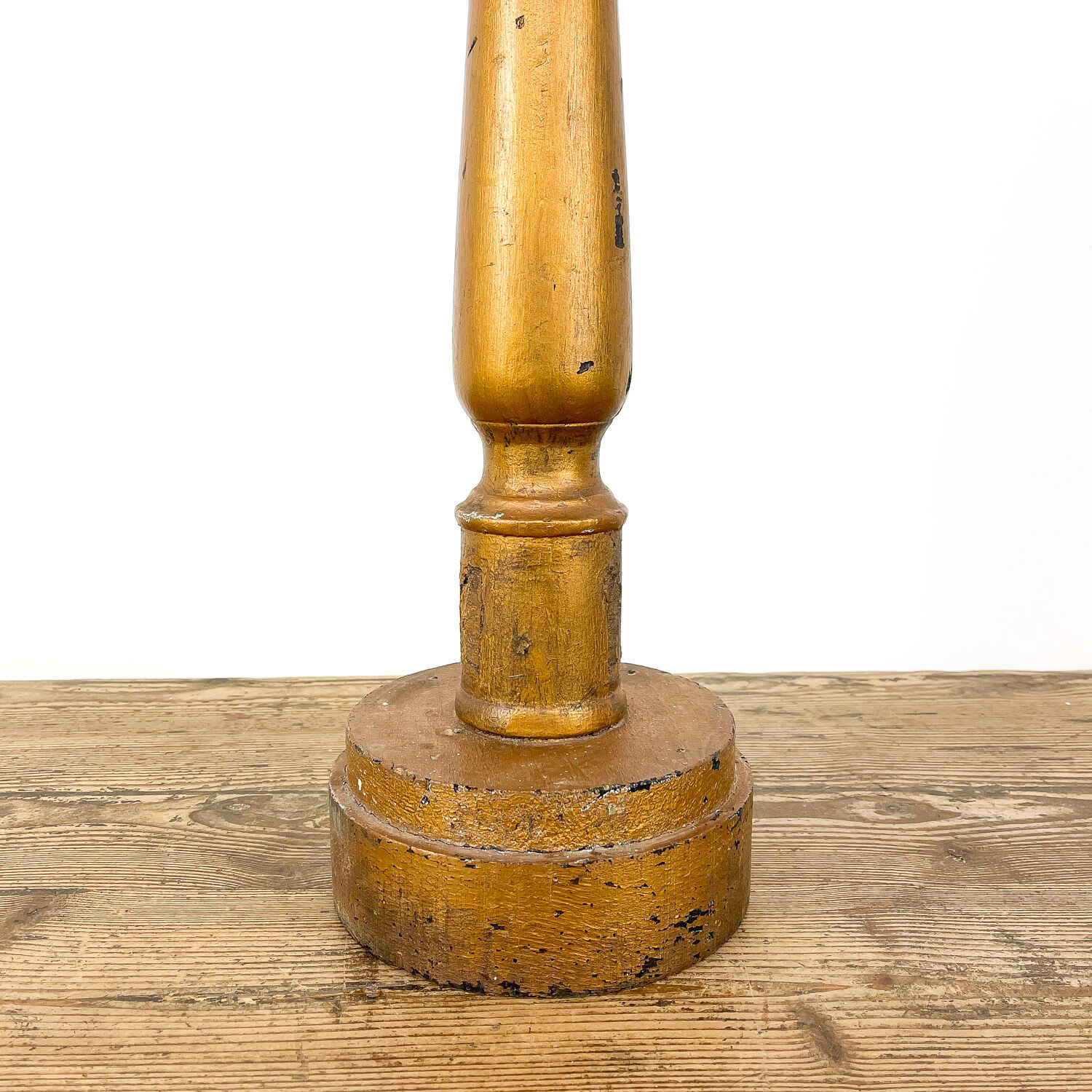 Chandelier français antique en bois peint à l'or au milieu