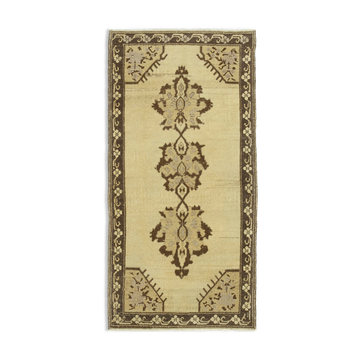 Tapis beige oriental unique en son genre fait à la main des années 1960 90 cm x 182 cm