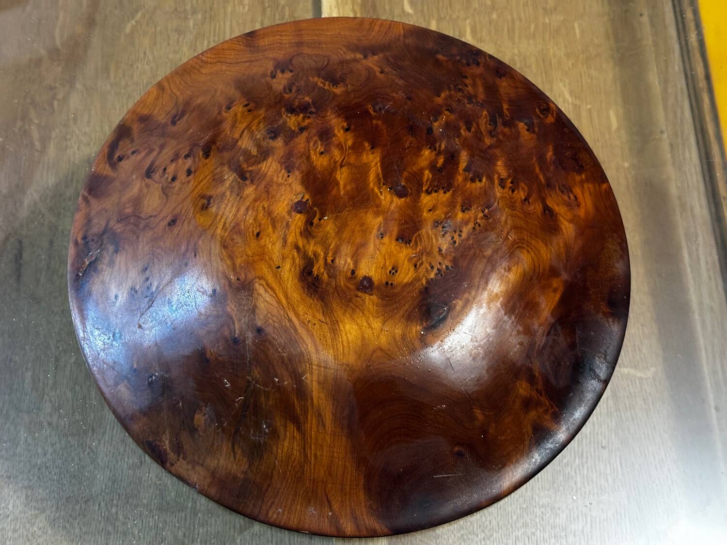 Wooden thuya catchall enhanced with metal wire and mother-of-pearl.