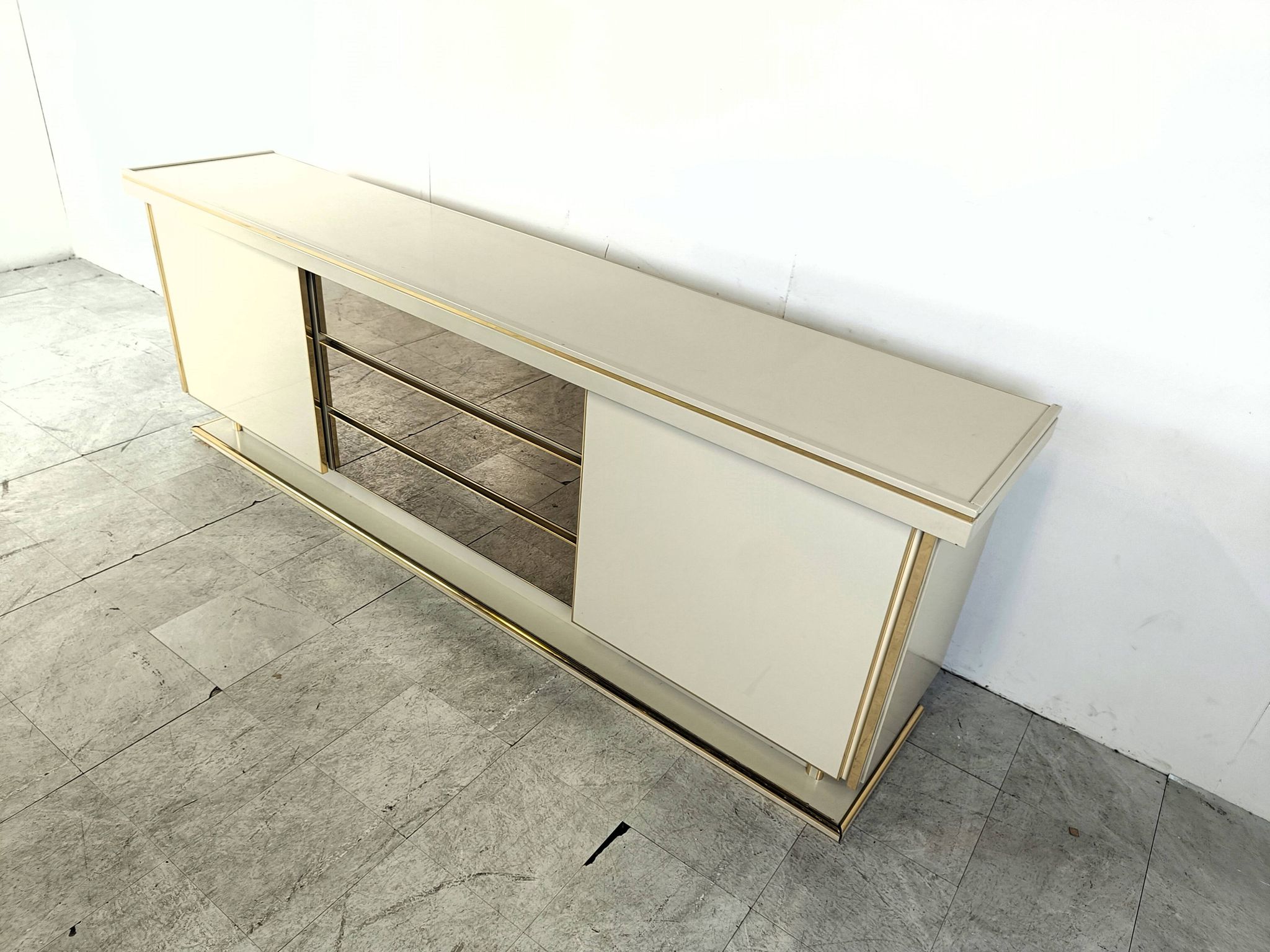 Buffet vintage en laiton et laque, 1970
