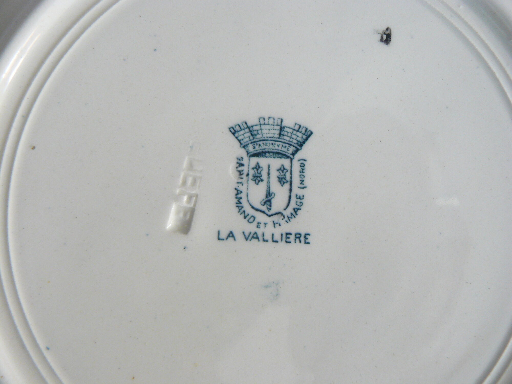 Lot of 4 flat plates Iron earth, model La Vallière of ST Amand