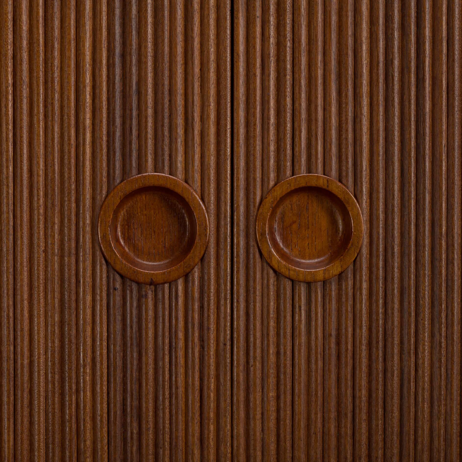 Buffet haut en teck de design danois par Johannes Andersen, années 1960.