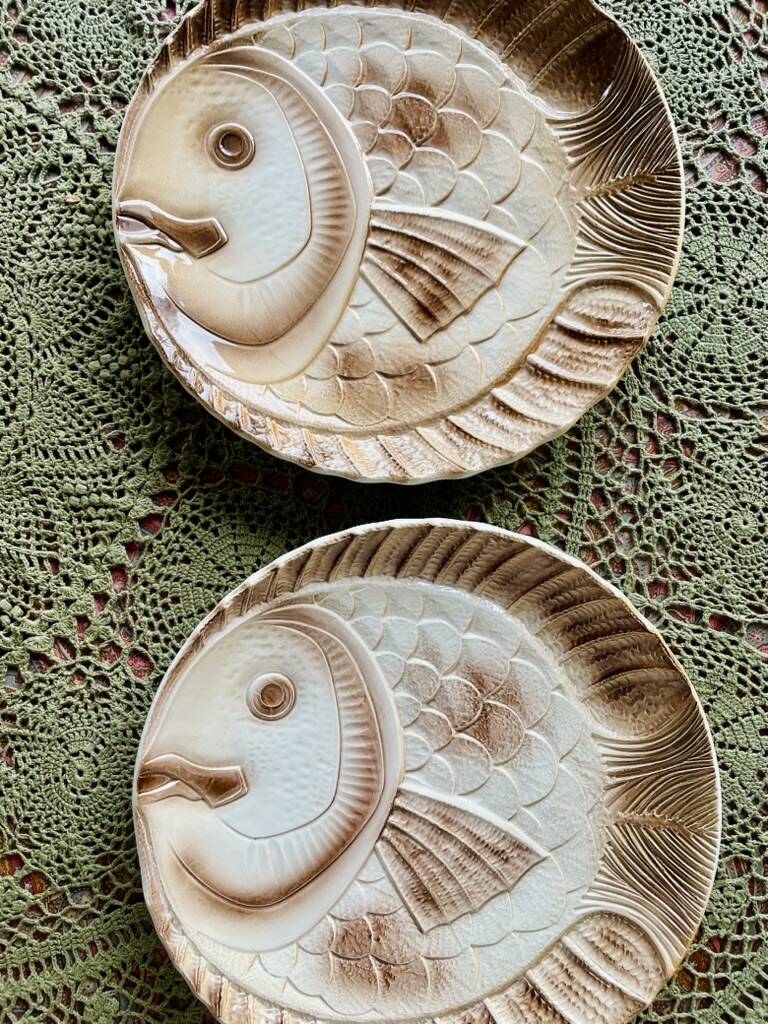 Set of 6 beige earthenware dinner plates, circa 1970, Sarreguemines, France.